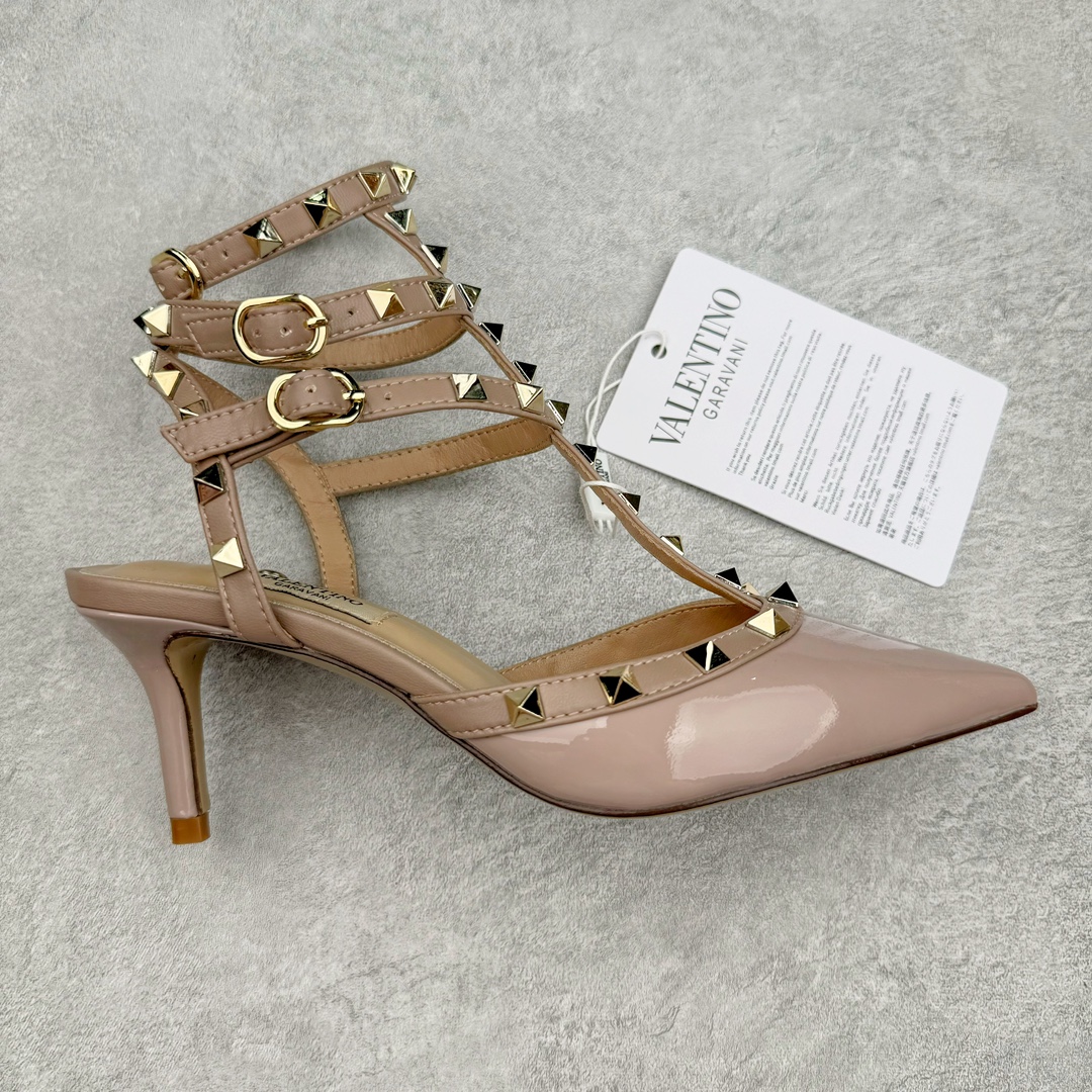 依旧当家花旦，意大利高奢时装品牌·华伦天奴/Valentino Garavani Rockstud Pumps For Women Shoes 系列三环绕式踝带铆钉漆皮系带女士高跟鞋 亮皮金铆钉 WS0375VNWP45 VALENTINO GARAVANI ROCKSTUD 漆皮系带铆钉高跟鞋 – 金属工艺效果处理铆钉 – 对比效果粉扑色软羊革绲边和系带 – 可调节搭扣开合 – 鞋跟高：6.5 厘米 尺码：35-39-选品中心