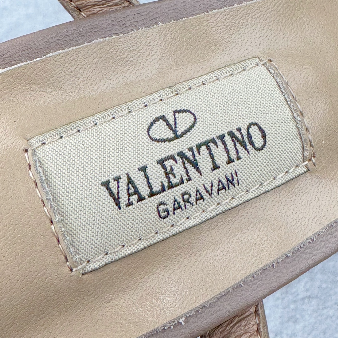 图片[12]-依旧当家花旦，意大利高奢时装品牌·华伦天奴/Valentino Garavani Rockstud Pumps For Women Shoes 系列三环绕式踝带铆钉漆皮系带女士高跟鞋 亮皮金铆钉 WS0375VNWP45 VALENTINO GARAVANI ROCKSTUD 漆皮系带铆钉高跟鞋 – 金属工艺效果处理铆钉 – 对比效果粉扑色软羊革绲边和系带 – 可调节搭扣开合 – 鞋跟高：6.5 厘米 尺码：35-39-选品中心