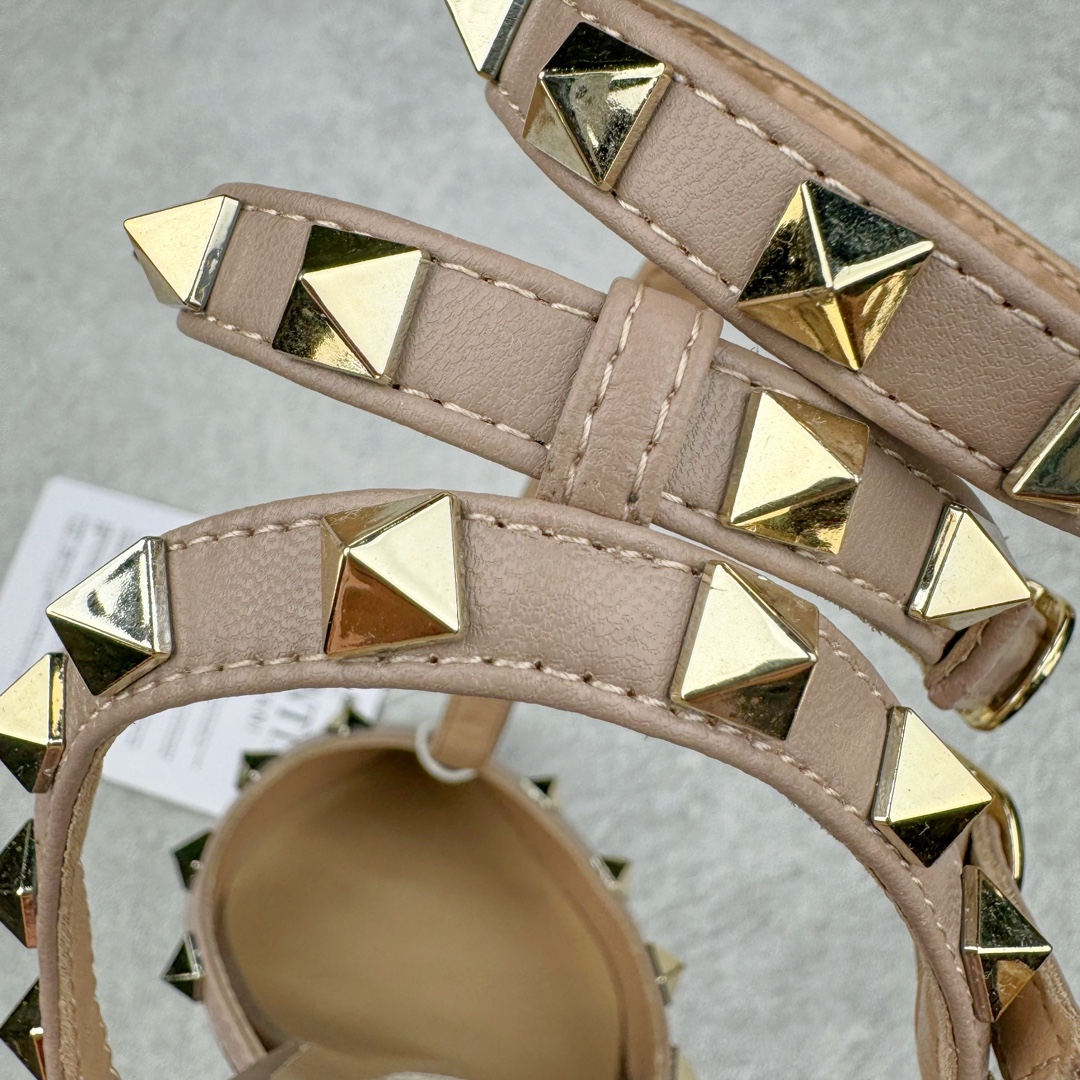 图片[10]-依旧当家花旦，意大利高奢时装品牌·华伦天奴/Valentino Garavani Rockstud Pumps For Women Shoes 系列三环绕式踝带铆钉漆皮系带女士高跟鞋 亮皮金铆钉 WS0375VNWP45 VALENTINO GARAVANI ROCKSTUD 漆皮系带铆钉高跟鞋 – 金属工艺效果处理铆钉 – 对比效果粉扑色软羊革绲边和系带 – 可调节搭扣开合 – 鞋跟高：6.5 厘米 尺码：35-39-选品中心