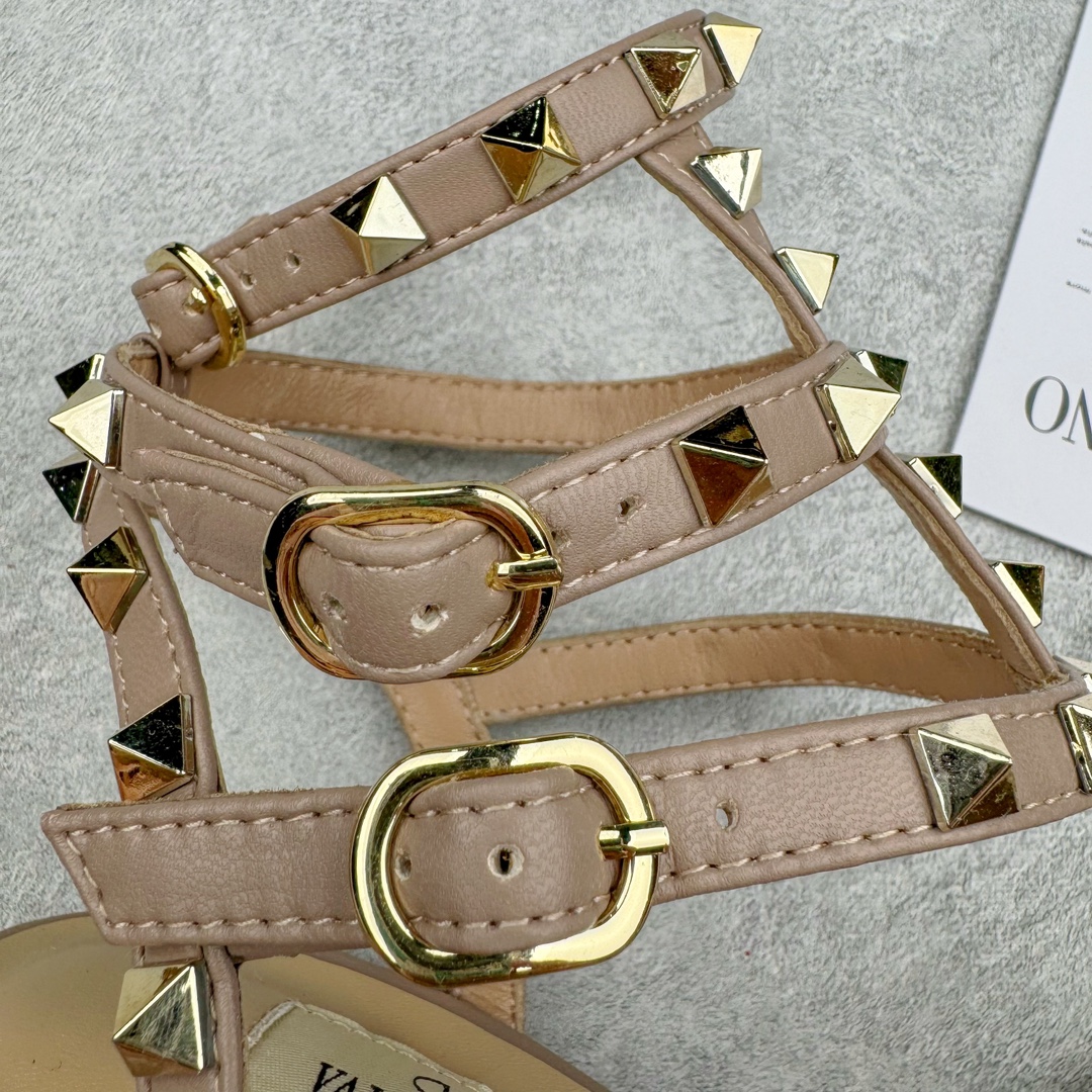 图片[6]-依旧当家花旦，意大利高奢时装品牌·华伦天奴/Valentino Garavani Rockstud Pumps For Women Shoes 系列三环绕式踝带铆钉漆皮系带女士高跟鞋 亮皮金铆钉 WS0375VNWP45 VALENTINO GARAVANI ROCKSTUD 漆皮系带铆钉高跟鞋 – 金属工艺效果处理铆钉 – 对比效果粉扑色软羊革绲边和系带 – 可调节搭扣开合 – 鞋跟高：6.5 厘米 尺码：35-39-选品中心