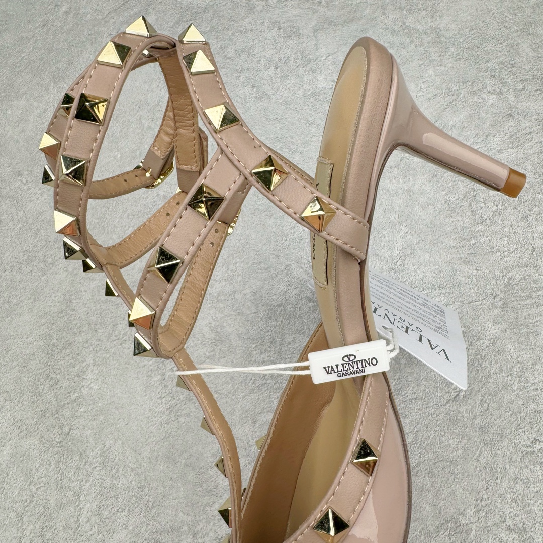 图片[9]-依旧当家花旦，意大利高奢时装品牌·华伦天奴/Valentino Garavani Rockstud Pumps For Women Shoes 系列三环绕式踝带铆钉漆皮系带女士高跟鞋 亮皮金铆钉 WS0375VNWP45 VALENTINO GARAVANI ROCKSTUD 漆皮系带铆钉高跟鞋 – 金属工艺效果处理铆钉 – 对比效果粉扑色软羊革绲边和系带 – 可调节搭扣开合 – 鞋跟高：6.5 厘米 尺码：35-39-选品中心