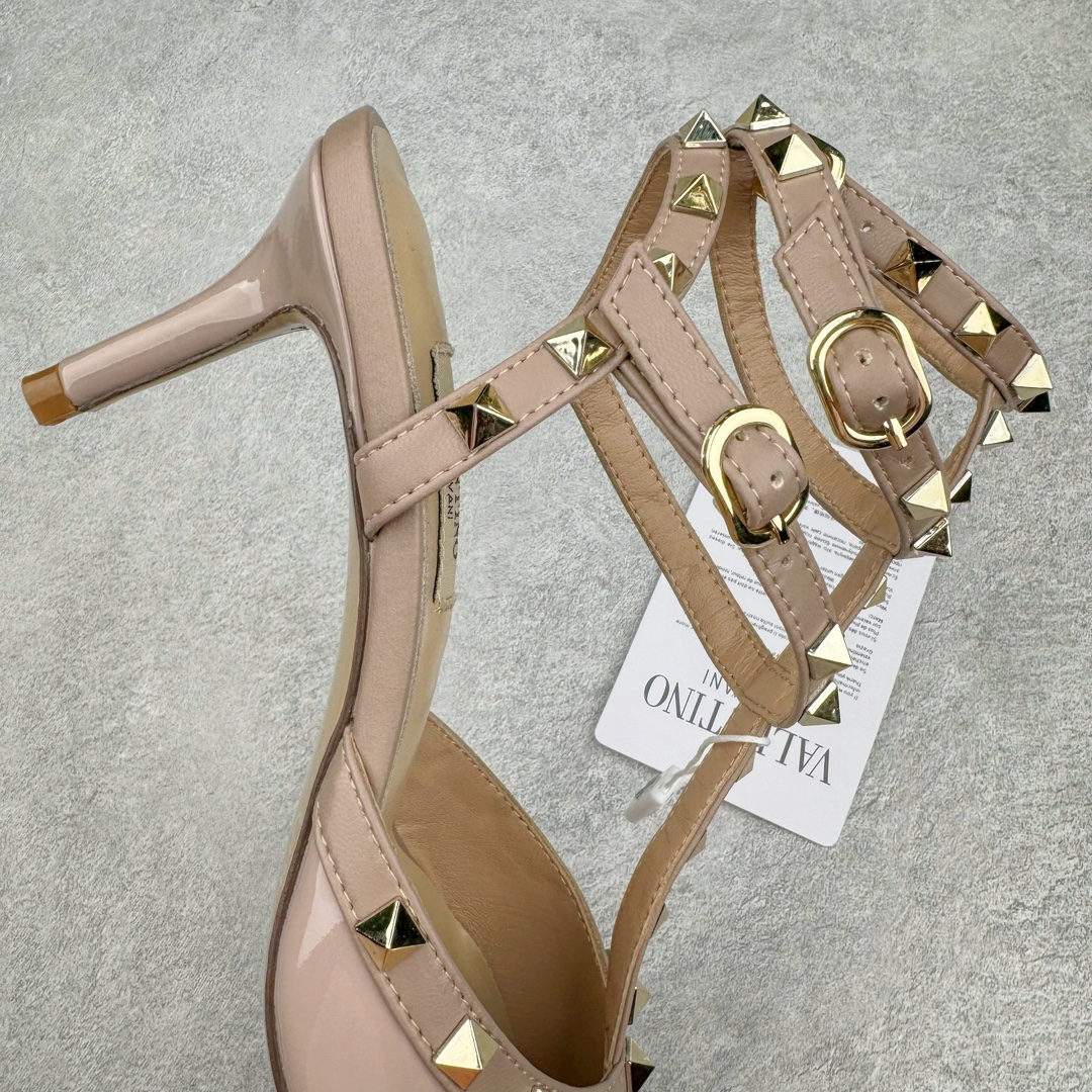 图片[7]-依旧当家花旦，意大利高奢时装品牌·华伦天奴/Valentino Garavani Rockstud Pumps For Women Shoes 系列三环绕式踝带铆钉漆皮系带女士高跟鞋 亮皮金铆钉 WS0375VNWP45 VALENTINO GARAVANI ROCKSTUD 漆皮系带铆钉高跟鞋 – 金属工艺效果处理铆钉 – 对比效果粉扑色软羊革绲边和系带 – 可调节搭扣开合 – 鞋跟高：6.5 厘米 尺码：35-39-选品中心