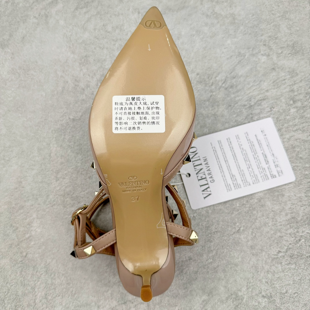 图片[11]-依旧当家花旦，意大利高奢时装品牌·华伦天奴/Valentino Garavani Rockstud Pumps For Women Shoes 系列三环绕式踝带铆钉漆皮系带女士高跟鞋 亮皮金铆钉 WS0375VNWP45 VALENTINO GARAVANI ROCKSTUD 漆皮系带铆钉高跟鞋 – 金属工艺效果处理铆钉 – 对比效果粉扑色软羊革绲边和系带 – 可调节搭扣开合 – 鞋跟高：6.5 厘米 尺码：35-39-选品中心