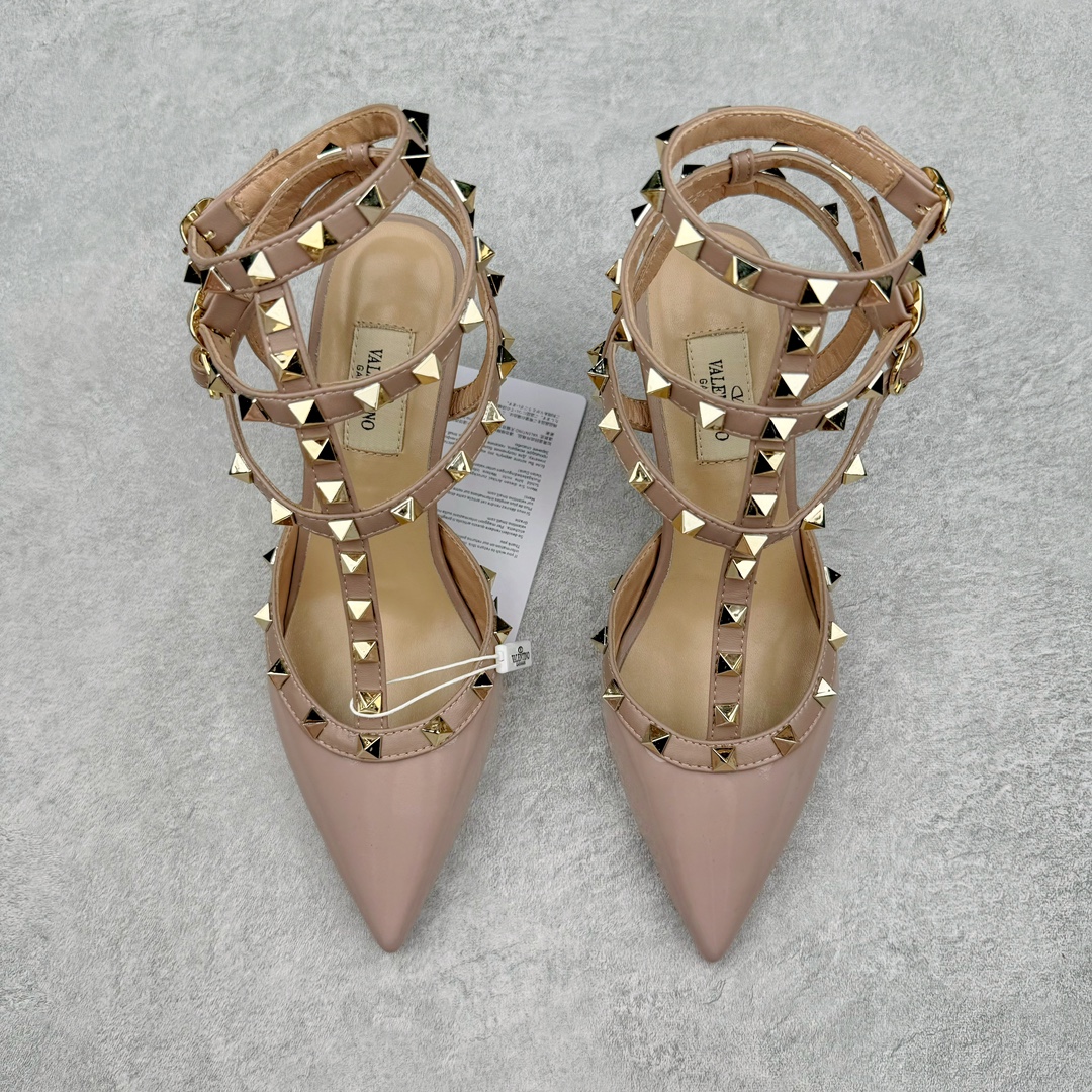 图片[2]-依旧当家花旦，意大利高奢时装品牌·华伦天奴/Valentino Garavani Rockstud Pumps For Women Shoes 系列三环绕式踝带铆钉漆皮系带女士高跟鞋 亮皮金铆钉 WS0375VNWP45 VALENTINO GARAVANI ROCKSTUD 漆皮系带铆钉高跟鞋 – 金属工艺效果处理铆钉 – 对比效果粉扑色软羊革绲边和系带 – 可调节搭扣开合 – 鞋跟高：6.5 厘米 尺码：35-39-选品中心