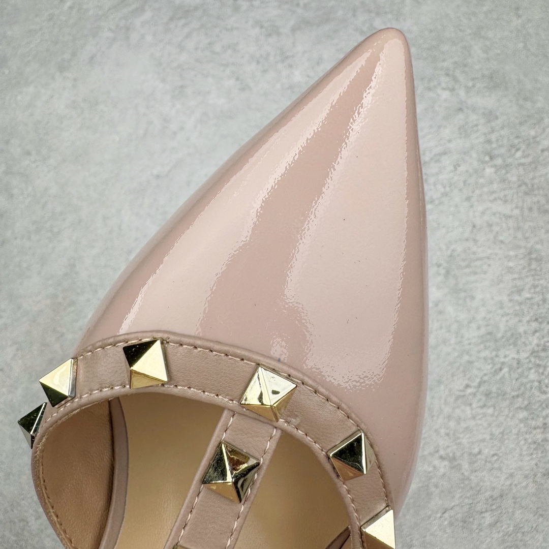 图片[4]-依旧当家花旦，意大利高奢时装品牌·华伦天奴/Valentino Garavani Rockstud Pumps For Women Shoes 系列三环绕式踝带铆钉漆皮系带女士高跟鞋 亮皮金铆钉 WS0375VNWP45 VALENTINO GARAVANI ROCKSTUD 漆皮系带铆钉高跟鞋 – 金属工艺效果处理铆钉 – 对比效果粉扑色软羊革绲边和系带 – 可调节搭扣开合 – 鞋跟高：6.5 厘米 尺码：35-39-选品中心