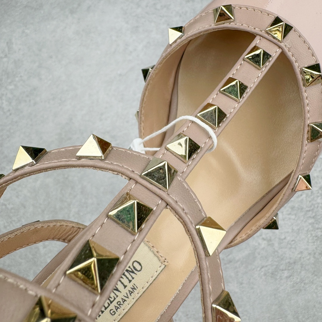 图片[5]-依旧当家花旦，意大利高奢时装品牌·华伦天奴/Valentino Garavani Rockstud Pumps For Women Shoes 系列三环绕式踝带铆钉漆皮系带女士高跟鞋 亮皮金铆钉 WS0375VNWP45 VALENTINO GARAVANI ROCKSTUD 漆皮系带铆钉高跟鞋 – 金属工艺效果处理铆钉 – 对比效果粉扑色软羊革绲边和系带 – 可调节搭扣开合 – 鞋跟高：6.5 厘米 尺码：35-39-选品中心
