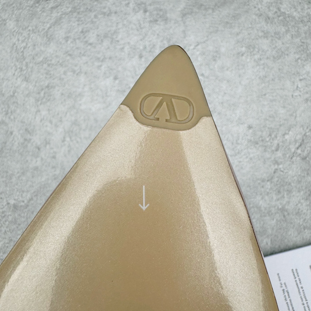 图片[14]-依旧当家花旦，意大利高奢时装品牌·华伦天奴/Valentino Garavani Rockstud Pumps For Women Shoes 系列三环绕式踝带铆钉漆皮系带女士高跟鞋 亮皮金铆钉 WS0375VNWP45 VALENTINO GARAVANI ROCKSTUD 漆皮系带铆钉高跟鞋 – 金属工艺效果处理铆钉 – 对比效果粉扑色软羊革绲边和系带 – 可调节搭扣开合 – 鞋跟高：6.5 厘米 尺码：35-39-选品中心