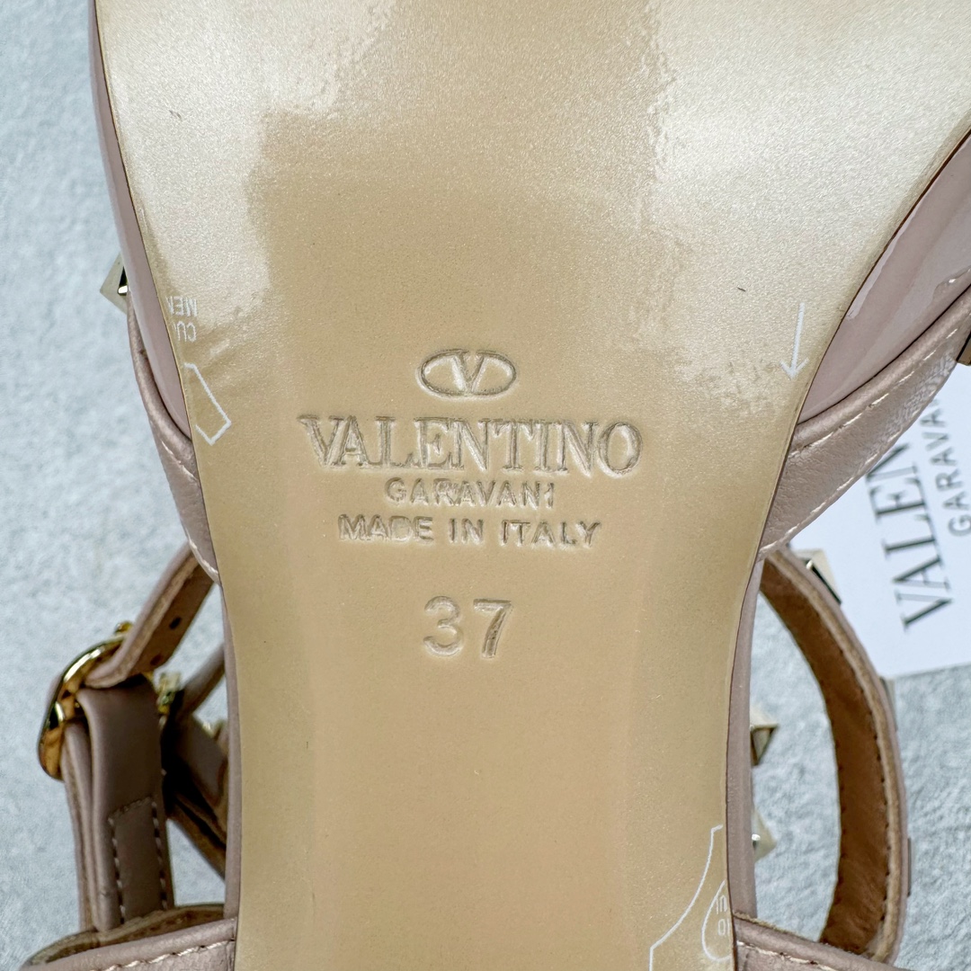 图片[13]-依旧当家花旦，意大利高奢时装品牌·华伦天奴/Valentino Garavani Rockstud Pumps For Women Shoes 系列三环绕式踝带铆钉漆皮系带女士高跟鞋 亮皮金铆钉 WS0375VNWP45 VALENTINO GARAVANI ROCKSTUD 漆皮系带铆钉高跟鞋 – 金属工艺效果处理铆钉 – 对比效果粉扑色软羊革绲边和系带 – 可调节搭扣开合 – 鞋跟高：6.5 厘米 尺码：35-39-选品中心