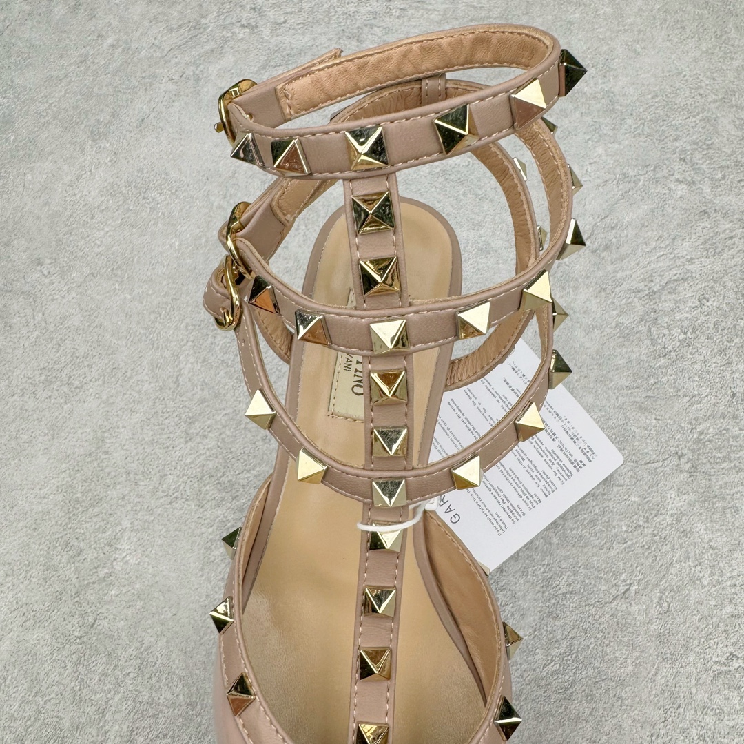 图片[8]-依旧当家花旦，意大利高奢时装品牌·华伦天奴/Valentino Garavani Rockstud Pumps For Women Shoes 系列三环绕式踝带铆钉漆皮系带女士高跟鞋 亮皮金铆钉 WS0375VNWP45 VALENTINO GARAVANI ROCKSTUD 漆皮系带铆钉高跟鞋 – 金属工艺效果处理铆钉 – 对比效果粉扑色软羊革绲边和系带 – 可调节搭扣开合 – 鞋跟高：6.5 厘米 尺码：35-39-选品中心