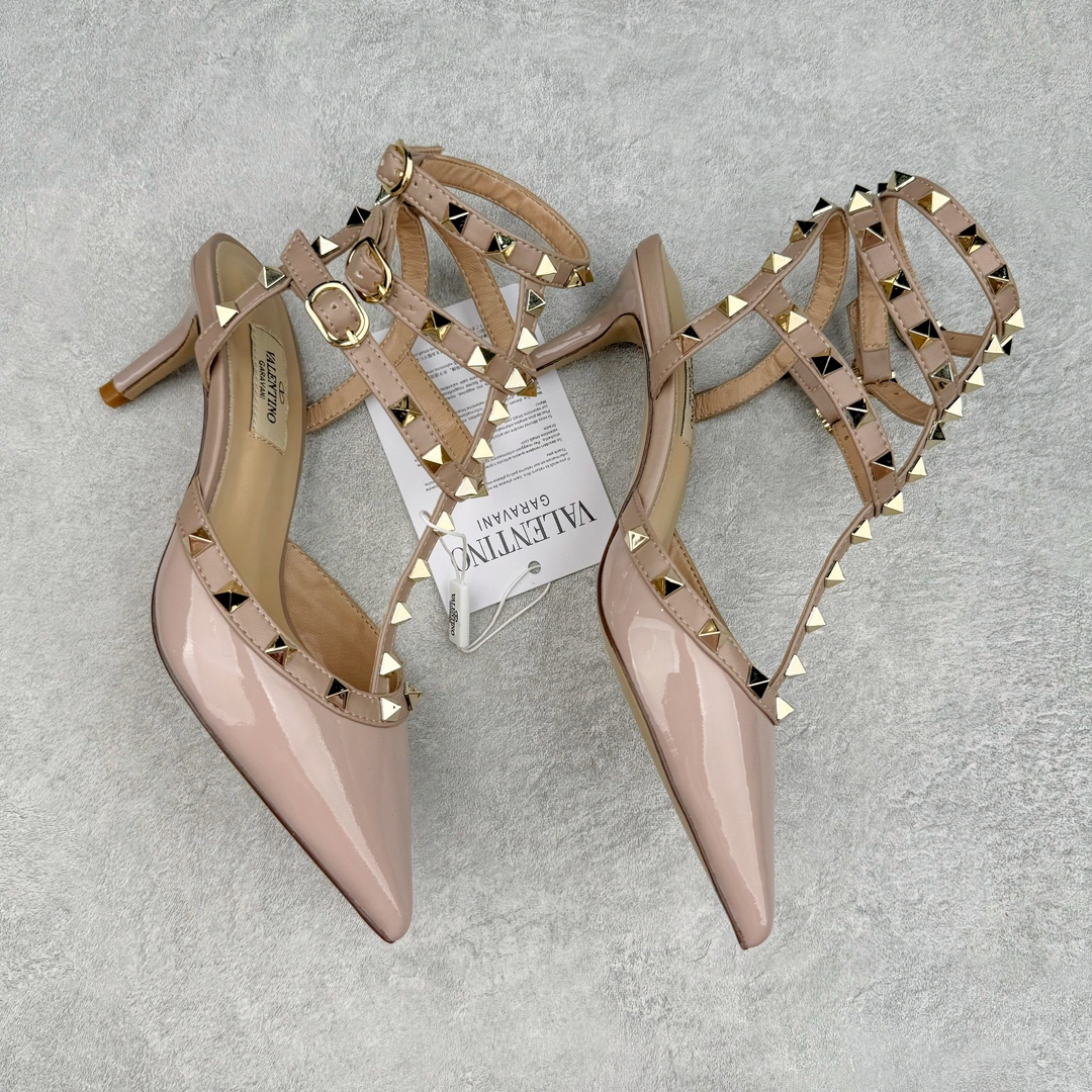 图片[3]-依旧当家花旦，意大利高奢时装品牌·华伦天奴/Valentino Garavani Rockstud Pumps For Women Shoes 系列三环绕式踝带铆钉漆皮系带女士高跟鞋 亮皮金铆钉 WS0375VNWP45 VALENTINO GARAVANI ROCKSTUD 漆皮系带铆钉高跟鞋 – 金属工艺效果处理铆钉 – 对比效果粉扑色软羊革绲边和系带 – 可调节搭扣开合 – 鞋跟高：6.5 厘米 尺码：35-39-选品中心