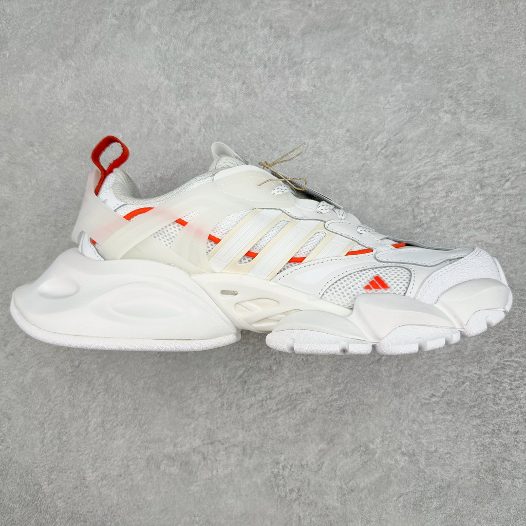 ＃HP纯原 AD XLG Runner Deluxe 跑步者豪华版系列低帮厚底增高老爹风复古缓震休闲运动慢跑鞋 JP5758 自从阿迪达斯和巴黎世家合作后，没少出双方联名的平替。结果根据最新情报，阿迪现在已经把手伸到了巴家爆款3XL的身上，新鞋Xlg Runner Deluxe实物曝光，emm，鞋款整体一眼丁真是巴黎世家Track＋3XL大底的缝合怪版本，要不是鞋侧明晃晃的adidas三道杠Logo，估计各位看了都得蒙。这波不能说是完全复制巴黎世家，但也多少有点借鉴的味道了。新鞋基本就是在阿迪经典\\\”Climacool\\\”鞋款的基础上，升级了Boots大底以及加入了\\\”巴味\\\”设计元素…尺码：35 36 36⅔ 37⅓ 38 38⅔ 39⅓ 40 40⅔ 41⅓ 42 42⅔ 43⅓ 44 44⅔ 45 46-选品中心