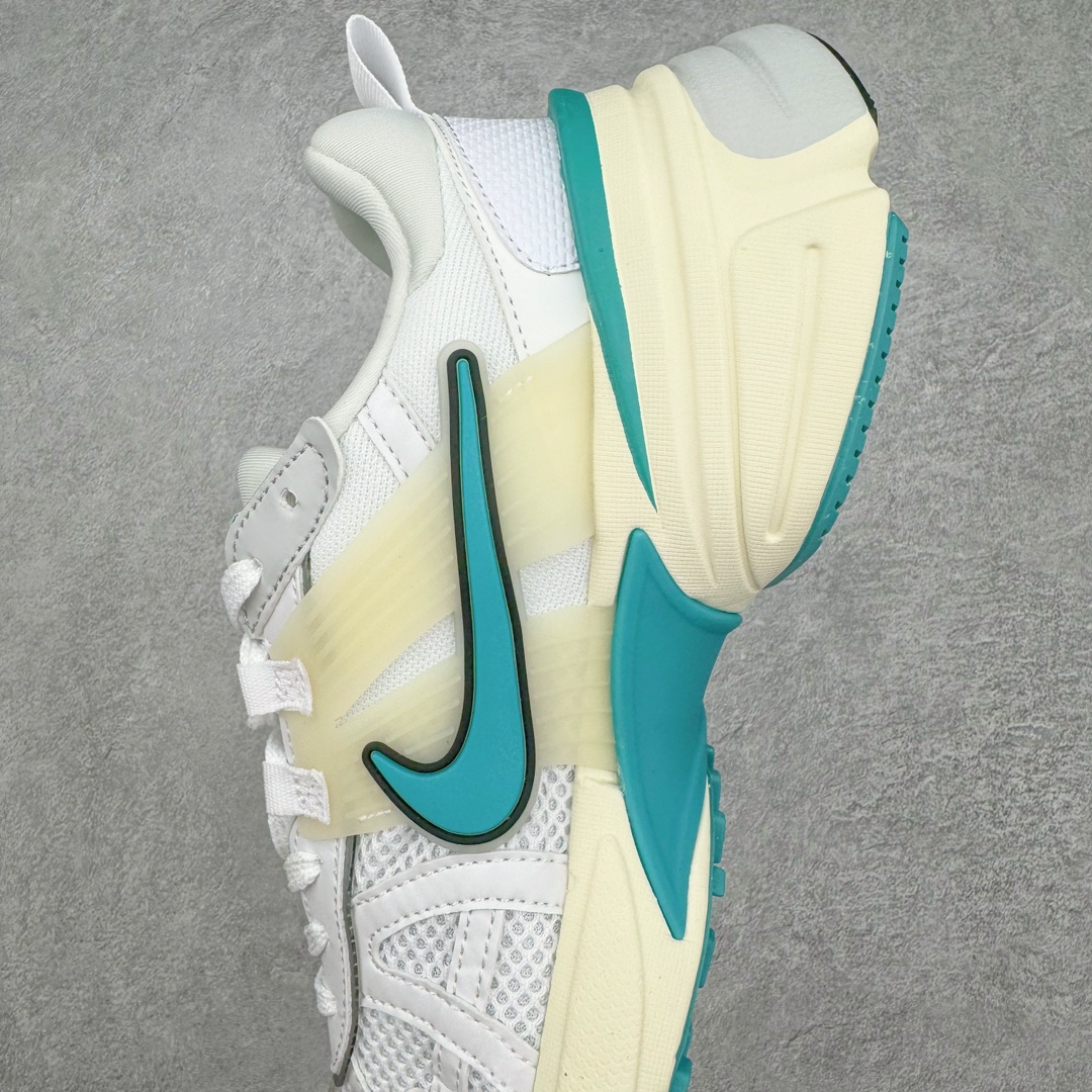 图片[7]-NK V2K Runtekk 减震防滑低帮 复古老爹鞋跑步鞋 FD0736-105 鞋款被命名为 Runtekk 设计上借鉴了 2000 年的跑鞋风格 配色上以金属银为主调 简练又有复古运动气质 材质上使用大面积网眼、皮革、TPU 组成 支撑和透气性肯定不错 中底处由 Cushlon 泡绵打造 保证在压马路时可以提供优秀脚感 并通过一手做旧氧化效果突出复古感 中底造型很容易让大家联想到巴黎世家3XL 增高效果同样不能忽视 尺码：36 36.5 37.5 38 38.5 39 40 40.5 41 42 42.5 43 44 44.5 45-选品中心