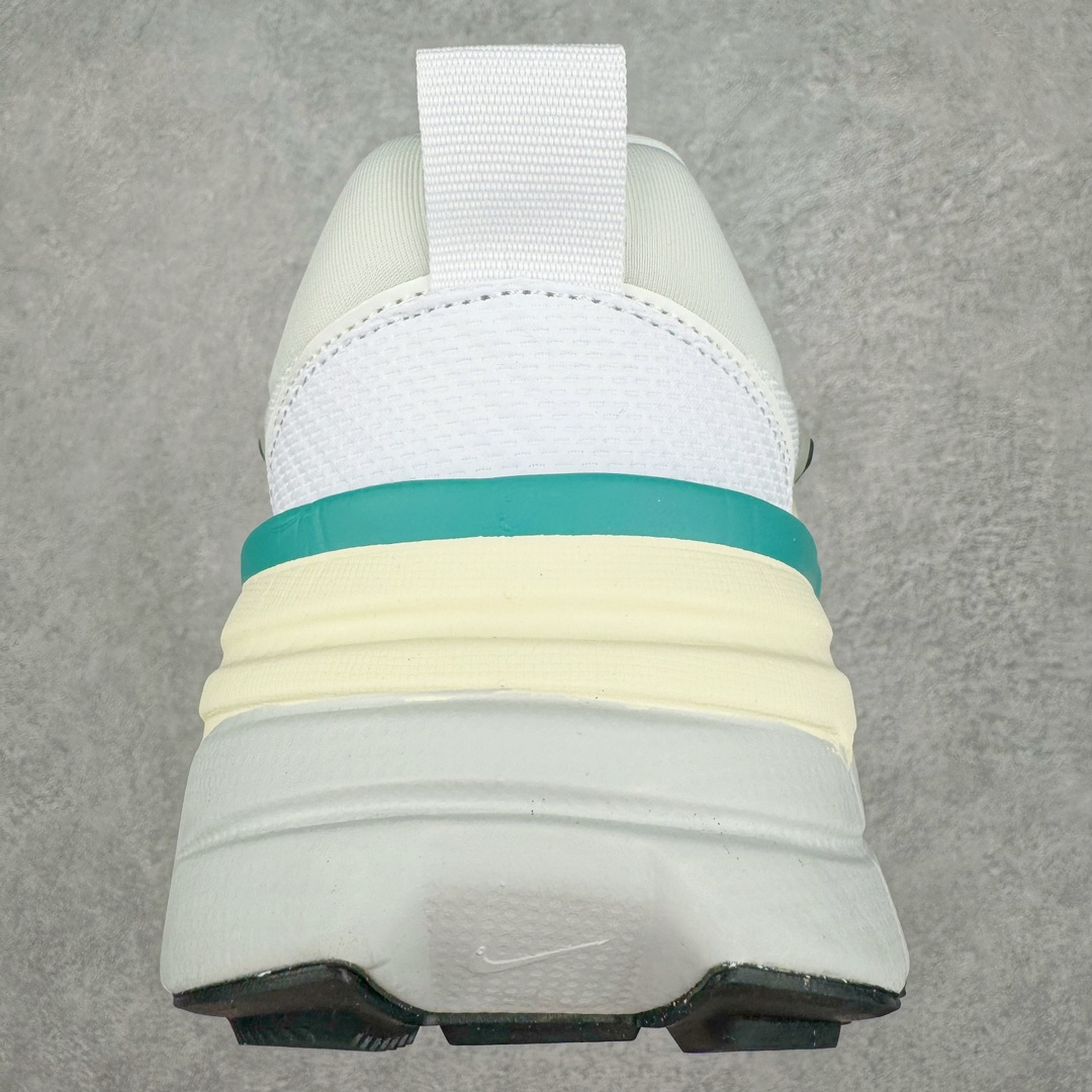 图片[8]-NK V2K Runtekk 减震防滑低帮 复古老爹鞋跑步鞋 FD0736-105 鞋款被命名为 Runtekk 设计上借鉴了 2000 年的跑鞋风格 配色上以金属银为主调 简练又有复古运动气质 材质上使用大面积网眼、皮革、TPU 组成 支撑和透气性肯定不错 中底处由 Cushlon 泡绵打造 保证在压马路时可以提供优秀脚感 并通过一手做旧氧化效果突出复古感 中底造型很容易让大家联想到巴黎世家3XL 增高效果同样不能忽视 尺码：36 36.5 37.5 38 38.5 39 40 40.5 41 42 42.5 43 44 44.5 45-选品中心