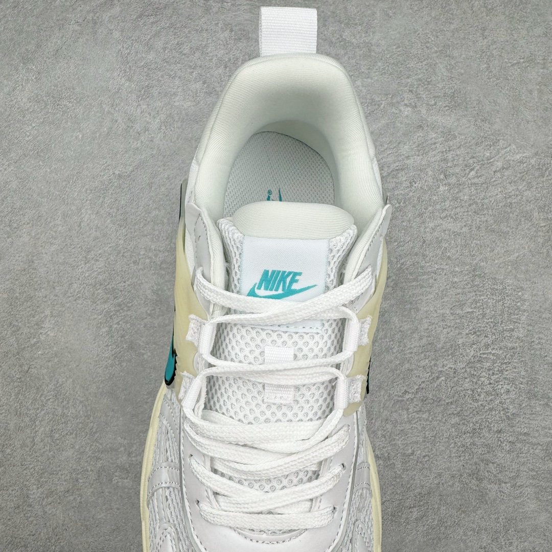 图片[5]-NK V2K Runtekk 减震防滑低帮 复古老爹鞋跑步鞋 FD0736-105 鞋款被命名为 Runtekk 设计上借鉴了 2000 年的跑鞋风格 配色上以金属银为主调 简练又有复古运动气质 材质上使用大面积网眼、皮革、TPU 组成 支撑和透气性肯定不错 中底处由 Cushlon 泡绵打造 保证在压马路时可以提供优秀脚感 并通过一手做旧氧化效果突出复古感 中底造型很容易让大家联想到巴黎世家3XL 增高效果同样不能忽视 尺码：36 36.5 37.5 38 38.5 39 40 40.5 41 42 42.5 43 44 44.5 45-选品中心