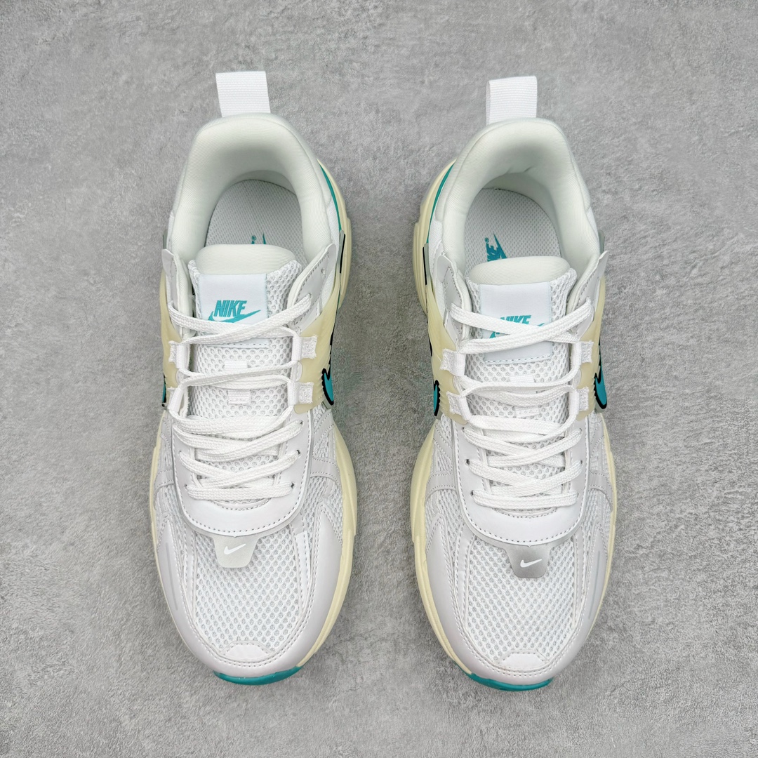 图片[2]-NK V2K Runtekk 减震防滑低帮 复古老爹鞋跑步鞋 FD0736-105 鞋款被命名为 Runtekk 设计上借鉴了 2000 年的跑鞋风格 配色上以金属银为主调 简练又有复古运动气质 材质上使用大面积网眼、皮革、TPU 组成 支撑和透气性肯定不错 中底处由 Cushlon 泡绵打造 保证在压马路时可以提供优秀脚感 并通过一手做旧氧化效果突出复古感 中底造型很容易让大家联想到巴黎世家3XL 增高效果同样不能忽视 尺码：36 36.5 37.5 38 38.5 39 40 40.5 41 42 42.5 43 44 44.5 45-选品中心