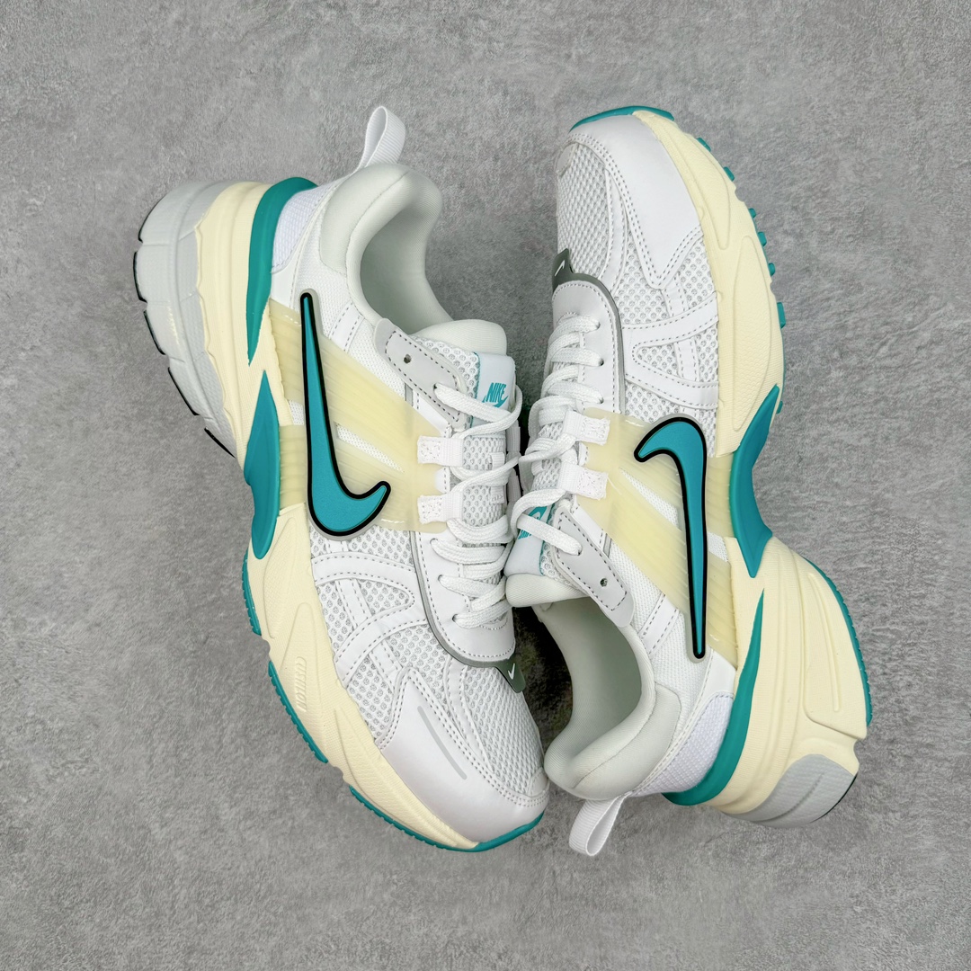 图片[3]-NK V2K Runtekk 减震防滑低帮 复古老爹鞋跑步鞋 FD0736-105 鞋款被命名为 Runtekk 设计上借鉴了 2000 年的跑鞋风格 配色上以金属银为主调 简练又有复古运动气质 材质上使用大面积网眼、皮革、TPU 组成 支撑和透气性肯定不错 中底处由 Cushlon 泡绵打造 保证在压马路时可以提供优秀脚感 并通过一手做旧氧化效果突出复古感 中底造型很容易让大家联想到巴黎世家3XL 增高效果同样不能忽视 尺码：36 36.5 37.5 38 38.5 39 40 40.5 41 42 42.5 43 44 44.5 45-选品中心