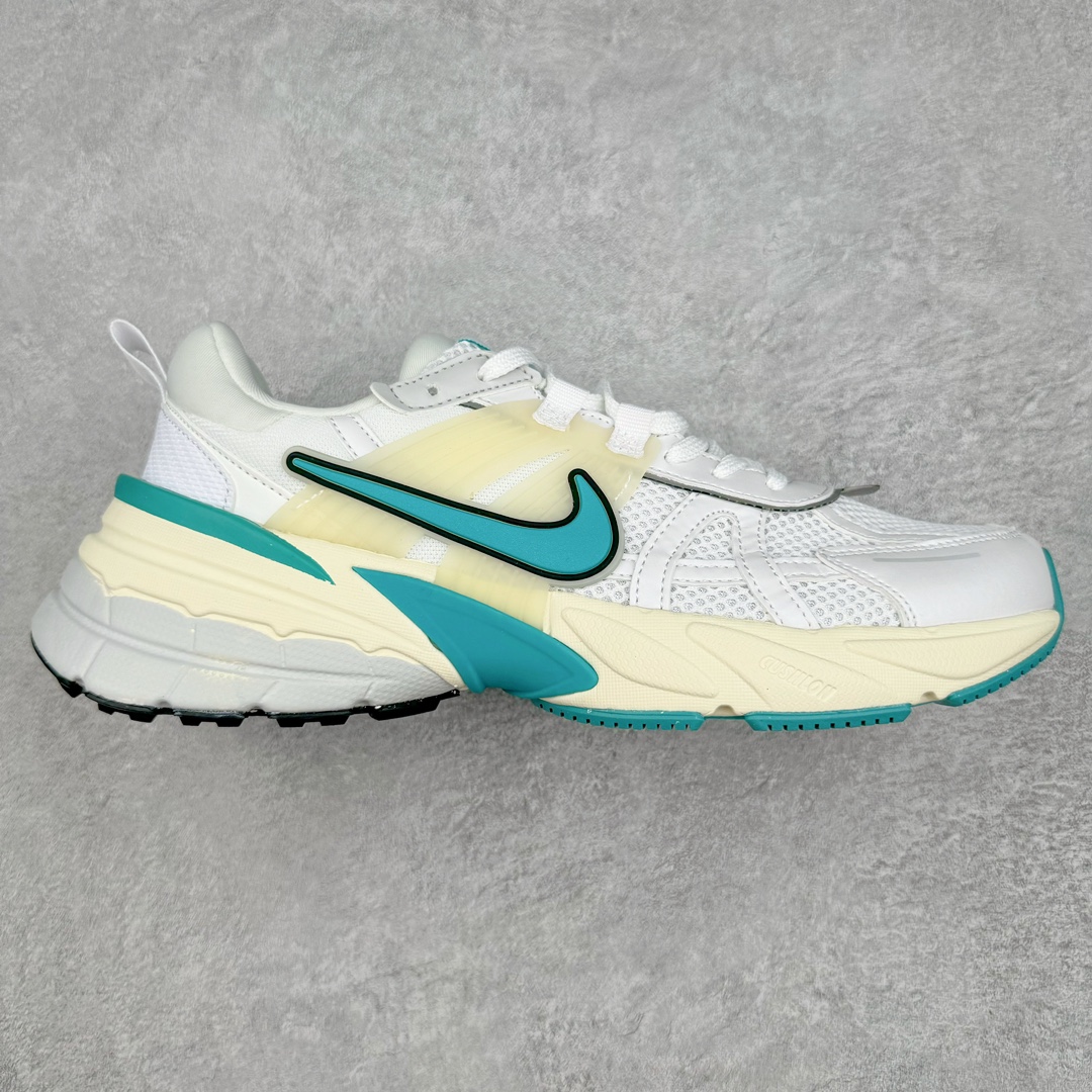 NK V2K Runtekk 减震防滑低帮 复古老爹鞋跑步鞋 FD0736-105 鞋款被命名为 Runtekk 设计上借鉴了 2000 年的跑鞋风格 配色上以金属银为主调 简练又有复古运动气质 材质上使用大面积网眼、皮革、TPU 组成 支撑和透气性肯定不错 中底处由 Cushlon 泡绵打造 保证在压马路时可以提供优秀脚感 并通过一手做旧氧化效果突出复古感 中底造型很容易让大家联想到巴黎世家3XL 增高效果同样不能忽视 尺码：36 36.5 37.5 38 38.5 39 40 40.5 41 42 42.5 43 44 44.5 45-选品中心