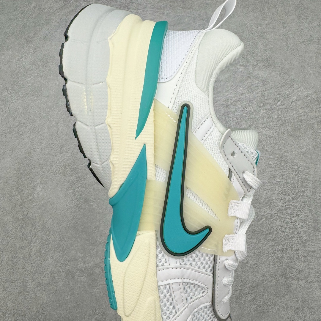 图片[6]-NK V2K Runtekk 减震防滑低帮 复古老爹鞋跑步鞋 FD0736-105 鞋款被命名为 Runtekk 设计上借鉴了 2000 年的跑鞋风格 配色上以金属银为主调 简练又有复古运动气质 材质上使用大面积网眼、皮革、TPU 组成 支撑和透气性肯定不错 中底处由 Cushlon 泡绵打造 保证在压马路时可以提供优秀脚感 并通过一手做旧氧化效果突出复古感 中底造型很容易让大家联想到巴黎世家3XL 增高效果同样不能忽视 尺码：36 36.5 37.5 38 38.5 39 40 40.5 41 42 42.5 43 44 44.5 45-选品中心