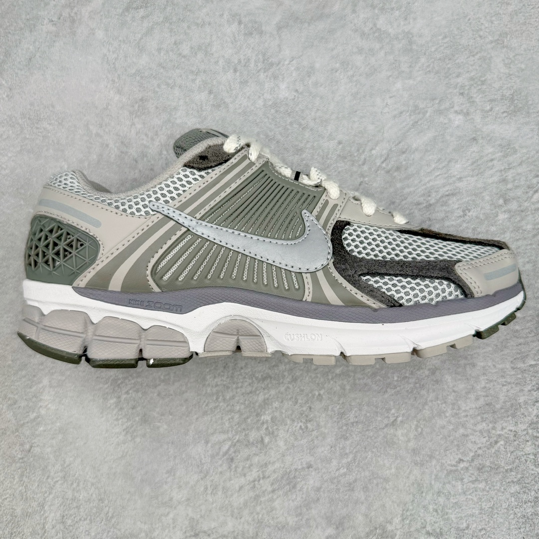 ＃HP纯原 NK Air Zoom Vomero 5 经典复古潮流运动跑鞋 FD0791-012 原装纸板楦头开发 独家私模八层组合大底 市场唯一正确版本 进口三文治网面 融蕴繁复设计风范和丰富层次感 缔造运动鞋佳选 助你轻松型出范 开辟独属于自己的路 鞋款采用多层设计 融入织物与合成材质 塑就本季出众鞋款 合成材质与织物组合鞋面 经久耐穿 后跟网眼拼接和透气孔设计 轻盈透气Zoom Air缓震配置提供出色回弹缓震性能 实现快速离地的出众脚感 巧糅科技感和低调设计 为鞋款注入反光细节 令你迈步间尽显闪耀魅力 结合中性色调 让你驾驭不同穿搭 打造非凡造型 尺码：36 36.5 37.5 38 38.5 39 40 40.5 41 42 42.5 43 44 44.5 45 46-选品中心