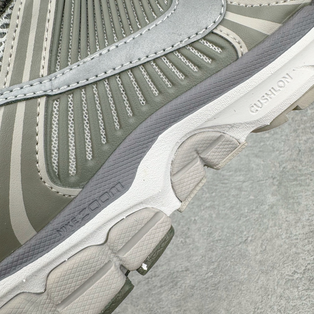 图片[17]-＃HP纯原 NK Air Zoom Vomero 5 经典复古潮流运动跑鞋 FD0791-012 原装纸板楦头开发 独家私模八层组合大底 市场唯一正确版本 进口三文治网面 融蕴繁复设计风范和丰富层次感 缔造运动鞋佳选 助你轻松型出范 开辟独属于自己的路 鞋款采用多层设计 融入织物与合成材质 塑就本季出众鞋款 合成材质与织物组合鞋面 经久耐穿 后跟网眼拼接和透气孔设计 轻盈透气Zoom Air缓震配置提供出色回弹缓震性能 实现快速离地的出众脚感 巧糅科技感和低调设计 为鞋款注入反光细节 令你迈步间尽显闪耀魅力 结合中性色调 让你驾驭不同穿搭 打造非凡造型 尺码：36 36.5 37.5 38 38.5 39 40 40.5 41 42 42.5 43 44 44.5 45 46-选品中心