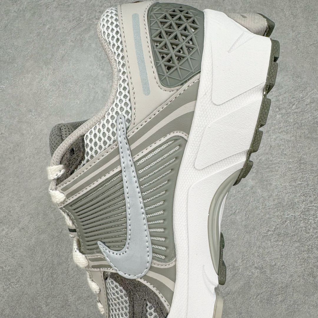 图片[7]-＃HP纯原 NK Air Zoom Vomero 5 经典复古潮流运动跑鞋 FD0791-012 原装纸板楦头开发 独家私模八层组合大底 市场唯一正确版本 进口三文治网面 融蕴繁复设计风范和丰富层次感 缔造运动鞋佳选 助你轻松型出范 开辟独属于自己的路 鞋款采用多层设计 融入织物与合成材质 塑就本季出众鞋款 合成材质与织物组合鞋面 经久耐穿 后跟网眼拼接和透气孔设计 轻盈透气Zoom Air缓震配置提供出色回弹缓震性能 实现快速离地的出众脚感 巧糅科技感和低调设计 为鞋款注入反光细节 令你迈步间尽显闪耀魅力 结合中性色调 让你驾驭不同穿搭 打造非凡造型 尺码：36 36.5 37.5 38 38.5 39 40 40.5 41 42 42.5 43 44 44.5 45 46-选品中心