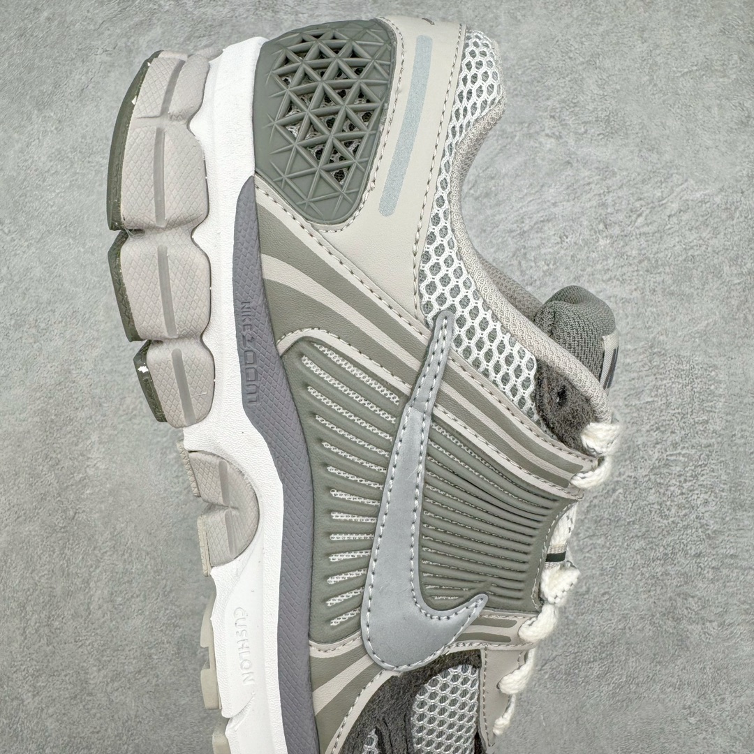 图片[6]-＃HP纯原 NK Air Zoom Vomero 5 经典复古潮流运动跑鞋 FD0791-012 原装纸板楦头开发 独家私模八层组合大底 市场唯一正确版本 进口三文治网面 融蕴繁复设计风范和丰富层次感 缔造运动鞋佳选 助你轻松型出范 开辟独属于自己的路 鞋款采用多层设计 融入织物与合成材质 塑就本季出众鞋款 合成材质与织物组合鞋面 经久耐穿 后跟网眼拼接和透气孔设计 轻盈透气Zoom Air缓震配置提供出色回弹缓震性能 实现快速离地的出众脚感 巧糅科技感和低调设计 为鞋款注入反光细节 令你迈步间尽显闪耀魅力 结合中性色调 让你驾驭不同穿搭 打造非凡造型 尺码：36 36.5 37.5 38 38.5 39 40 40.5 41 42 42.5 43 44 44.5 45 46-选品中心