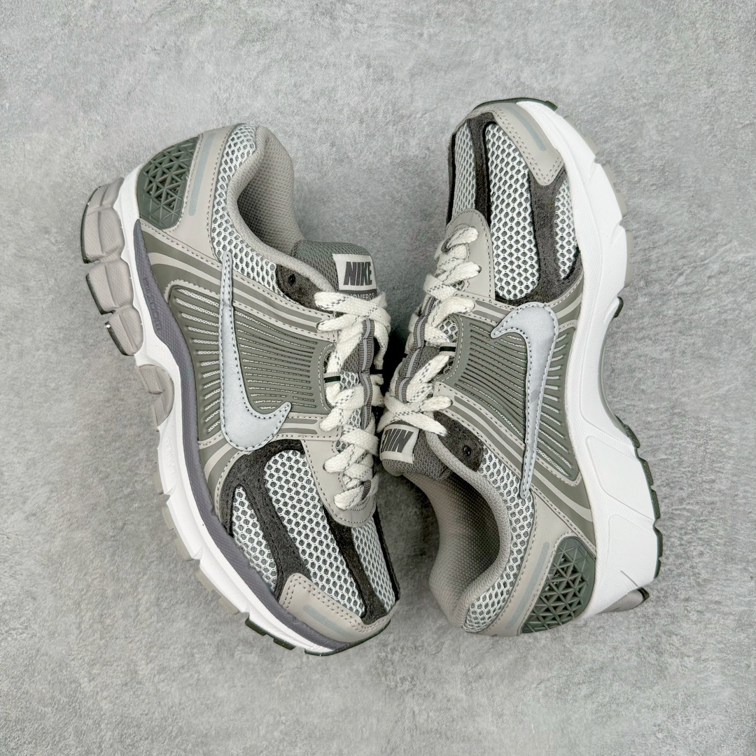 图片[3]-＃HP纯原 NK Air Zoom Vomero 5 经典复古潮流运动跑鞋 FD0791-012 原装纸板楦头开发 独家私模八层组合大底 市场唯一正确版本 进口三文治网面 融蕴繁复设计风范和丰富层次感 缔造运动鞋佳选 助你轻松型出范 开辟独属于自己的路 鞋款采用多层设计 融入织物与合成材质 塑就本季出众鞋款 合成材质与织物组合鞋面 经久耐穿 后跟网眼拼接和透气孔设计 轻盈透气Zoom Air缓震配置提供出色回弹缓震性能 实现快速离地的出众脚感 巧糅科技感和低调设计 为鞋款注入反光细节 令你迈步间尽显闪耀魅力 结合中性色调 让你驾驭不同穿搭 打造非凡造型 尺码：36 36.5 37.5 38 38.5 39 40 40.5 41 42 42.5 43 44 44.5 45 46-选品中心