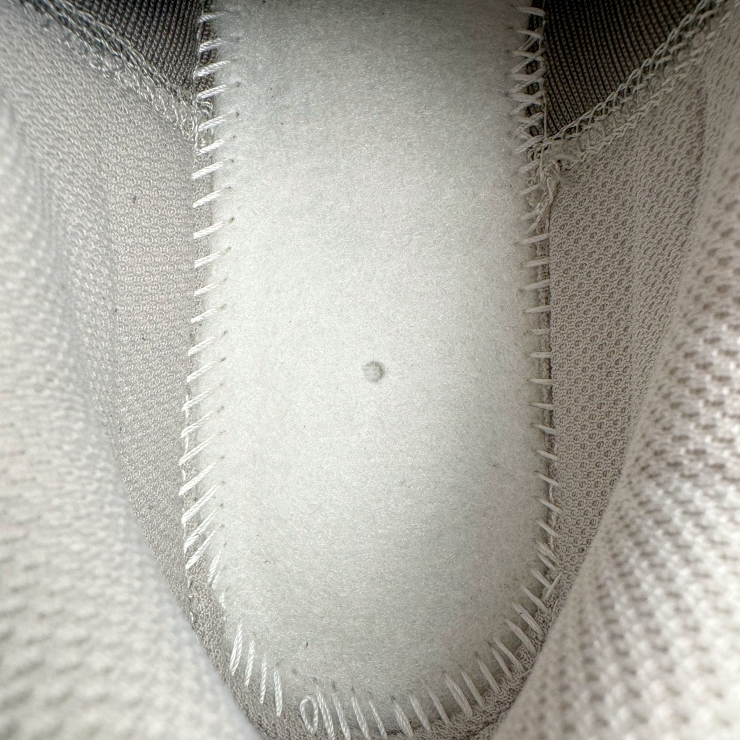 图片[10]-＃HP纯原 NK Air Zoom Vomero 5 经典复古潮流运动跑鞋 FD0791-012 原装纸板楦头开发 独家私模八层组合大底 市场唯一正确版本 进口三文治网面 融蕴繁复设计风范和丰富层次感 缔造运动鞋佳选 助你轻松型出范 开辟独属于自己的路 鞋款采用多层设计 融入织物与合成材质 塑就本季出众鞋款 合成材质与织物组合鞋面 经久耐穿 后跟网眼拼接和透气孔设计 轻盈透气Zoom Air缓震配置提供出色回弹缓震性能 实现快速离地的出众脚感 巧糅科技感和低调设计 为鞋款注入反光细节 令你迈步间尽显闪耀魅力 结合中性色调 让你驾驭不同穿搭 打造非凡造型 尺码：36 36.5 37.5 38 38.5 39 40 40.5 41 42 42.5 43 44 44.5 45 46-选品中心