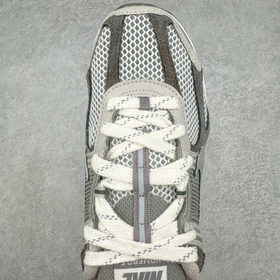 图片[4]-＃HP纯原 NK Air Zoom Vomero 5 经典复古潮流运动跑鞋 FD0791-012 原装纸板楦头开发 独家私模八层组合大底 市场唯一正确版本 进口三文治网面 融蕴繁复设计风范和丰富层次感 缔造运动鞋佳选 助你轻松型出范 开辟独属于自己的路 鞋款采用多层设计 融入织物与合成材质 塑就本季出众鞋款 合成材质与织物组合鞋面 经久耐穿 后跟网眼拼接和透气孔设计 轻盈透气Zoom Air缓震配置提供出色回弹缓震性能 实现快速离地的出众脚感 巧糅科技感和低调设计 为鞋款注入反光细节 令你迈步间尽显闪耀魅力 结合中性色调 让你驾驭不同穿搭 打造非凡造型 尺码：36 36.5 37.5 38 38.5 39 40 40.5 41 42 42.5 43 44 44.5 45 46-选品中心