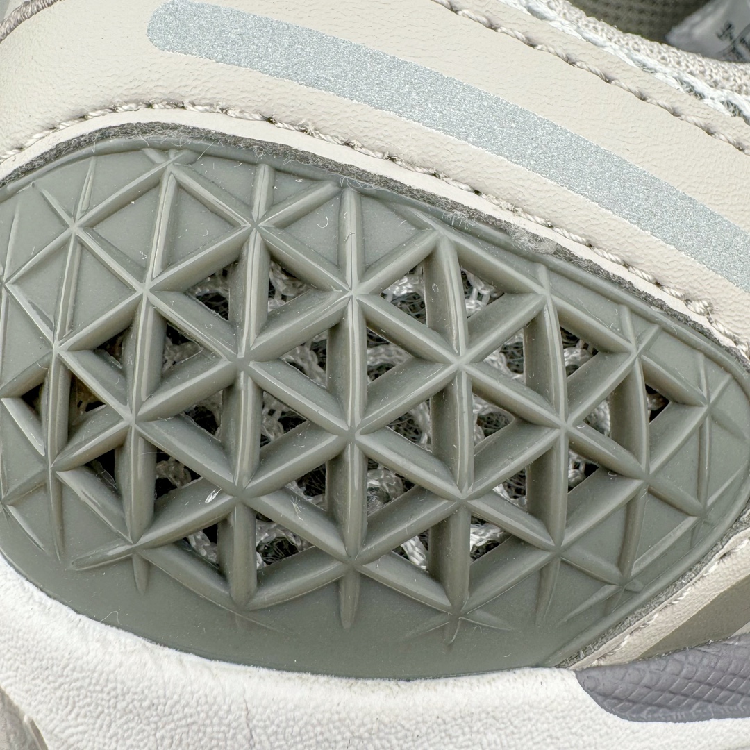 图片[13]-＃HP纯原 NK Air Zoom Vomero 5 经典复古潮流运动跑鞋 FD0791-012 原装纸板楦头开发 独家私模八层组合大底 市场唯一正确版本 进口三文治网面 融蕴繁复设计风范和丰富层次感 缔造运动鞋佳选 助你轻松型出范 开辟独属于自己的路 鞋款采用多层设计 融入织物与合成材质 塑就本季出众鞋款 合成材质与织物组合鞋面 经久耐穿 后跟网眼拼接和透气孔设计 轻盈透气Zoom Air缓震配置提供出色回弹缓震性能 实现快速离地的出众脚感 巧糅科技感和低调设计 为鞋款注入反光细节 令你迈步间尽显闪耀魅力 结合中性色调 让你驾驭不同穿搭 打造非凡造型 尺码：36 36.5 37.5 38 38.5 39 40 40.5 41 42 42.5 43 44 44.5 45 46-选品中心