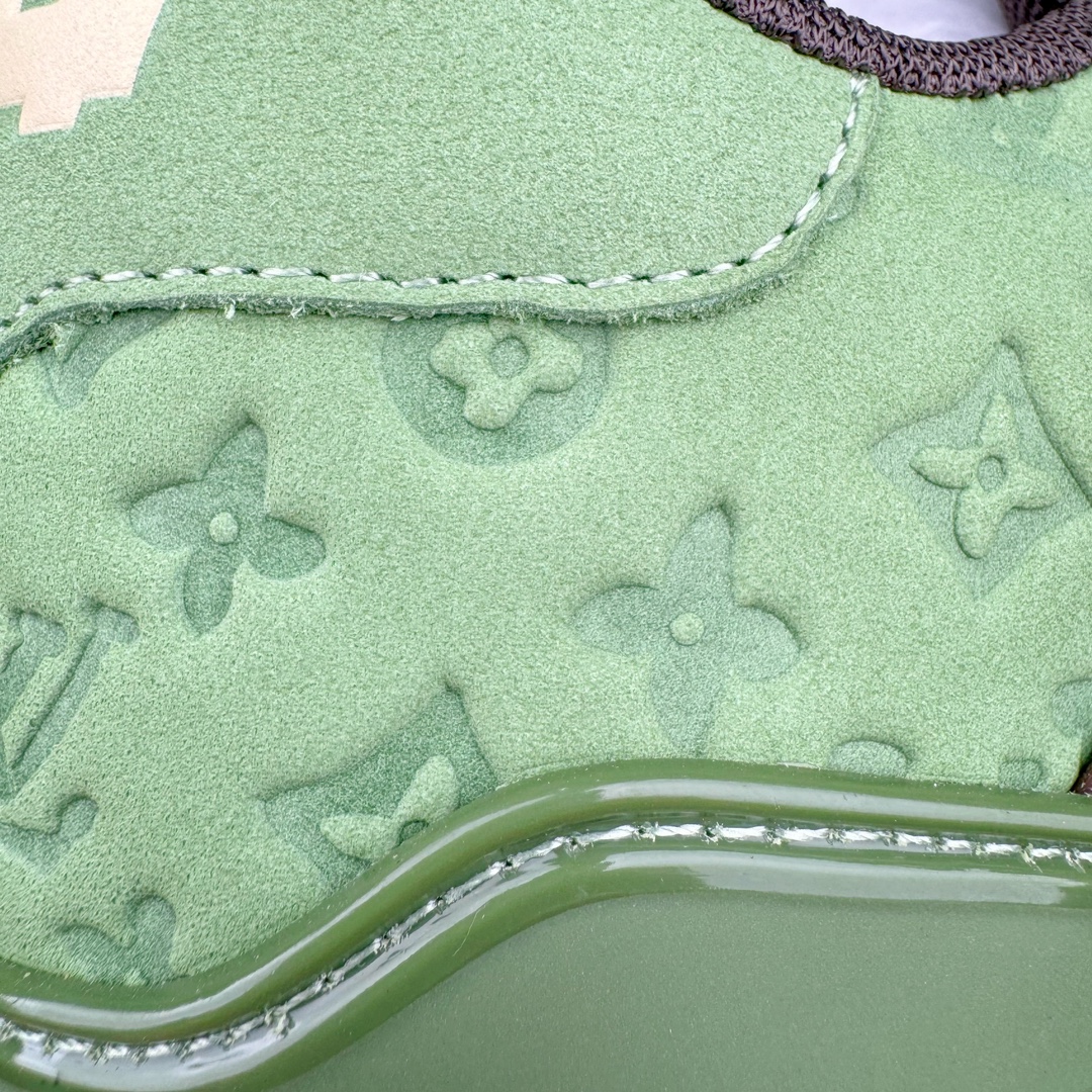 图片[14]-＃GD广顶 Louis Vuitton Trainer lv路易威登时装走秀运动时尚板鞋 外贸零售特供批次 2023全新纸板数据 印花高频效果碾压市面 市售天花板产物 耗时半年巨作 全套原厂新版原纸板楦头开发 原厂特供皮料加持 市场所有版本中综合最强的货品 GD实力大厂出品 全网最全配色更新最快 最成熟的做工稳定的品控 完美鞋型超高的清洁度 零毛边线头瑕疵 全套原楦原纸版原鞋开模 全网最具灵魂的版型 正确原装黄色鞋盒 正确中底印花 鞋面印花3D高频深度立体 全鞋电脑针车 紧密相连 针距密度一致 环保乳胶注塑鞋垫 厚度脚感还原原版 皮面裁剪部位 统一油边封口工艺 原装橡胶大底含胶量大底组合零偏差 专柜全套包装 防尘袋 说明书 质保卡 男女鞋 尺码：35 36 37 38 39 40 41 42 43 44 45-选品中心