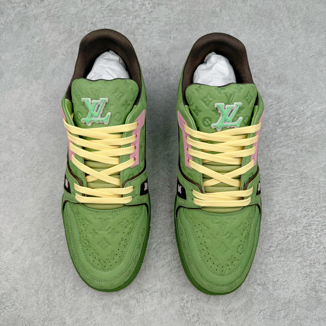 图片[2]-＃GD广顶 Louis Vuitton Trainer lv路易威登时装走秀运动时尚板鞋 外贸零售特供批次 2023全新纸板数据 印花高频效果碾压市面 市售天花板产物 耗时半年巨作 全套原厂新版原纸板楦头开发 原厂特供皮料加持 市场所有版本中综合最强的货品 GD实力大厂出品 全网最全配色更新最快 最成熟的做工稳定的品控 完美鞋型超高的清洁度 零毛边线头瑕疵 全套原楦原纸版原鞋开模 全网最具灵魂的版型 正确原装黄色鞋盒 正确中底印花 鞋面印花3D高频深度立体 全鞋电脑针车 紧密相连 针距密度一致 环保乳胶注塑鞋垫 厚度脚感还原原版 皮面裁剪部位 统一油边封口工艺 原装橡胶大底含胶量大底组合零偏差 专柜全套包装 防尘袋 说明书 质保卡 男女鞋 尺码：35 36 37 38 39 40 41 42 43 44 45-选品中心