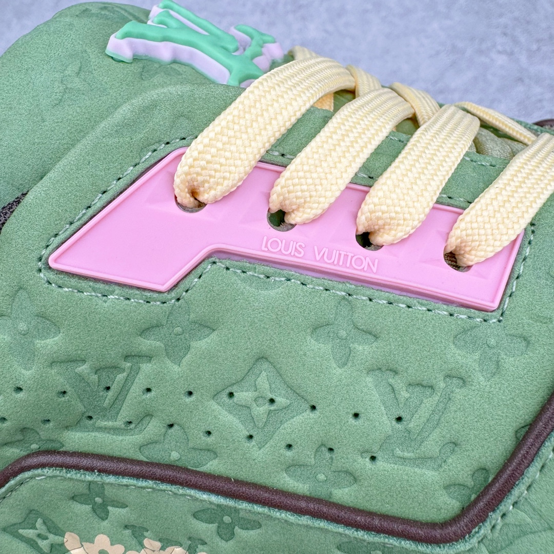 图片[15]-＃GD广顶 Louis Vuitton Trainer lv路易威登时装走秀运动时尚板鞋 外贸零售特供批次 2023全新纸板数据 印花高频效果碾压市面 市售天花板产物 耗时半年巨作 全套原厂新版原纸板楦头开发 原厂特供皮料加持 市场所有版本中综合最强的货品 GD实力大厂出品 全网最全配色更新最快 最成熟的做工稳定的品控 完美鞋型超高的清洁度 零毛边线头瑕疵 全套原楦原纸版原鞋开模 全网最具灵魂的版型 正确原装黄色鞋盒 正确中底印花 鞋面印花3D高频深度立体 全鞋电脑针车 紧密相连 针距密度一致 环保乳胶注塑鞋垫 厚度脚感还原原版 皮面裁剪部位 统一油边封口工艺 原装橡胶大底含胶量大底组合零偏差 专柜全套包装 防尘袋 说明书 质保卡 男女鞋 尺码：35 36 37 38 39 40 41 42 43 44 45-选品中心