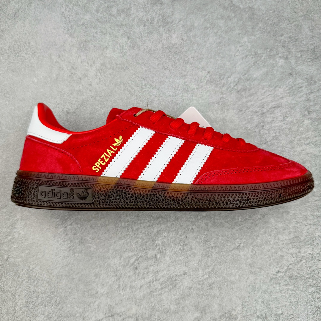 AD Originals Handball SPZL 手球运动员系列百搭休闲运动板鞋 FV1227 这款来自阿迪达斯的这款HANDBALL SPZL前身是一双手球运动鞋，这一次拿来复刻，所以鞋面的主要色彩选用了黑色， 鞋面外侧除了Spezial字母之外还有三叶草标志。Handball SPZL作为复古手球训练鞋与作为室内足球鞋的Samba有着异曲同工之处，但是质感更为出众的鞋身以及丰富的配色选择比起Samba来讲可以说是更胜一筹了！尺码：36 36⅔ 37⅓ 38 38⅔ 39⅓ 40 40⅔ 41⅓ 42 42⅔ 43⅓ 44 45-选品中心
