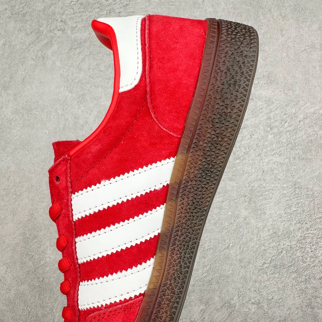 图片[7]-AD Originals Handball SPZL 手球运动员系列百搭休闲运动板鞋 FV1227 这款来自阿迪达斯的这款HANDBALL SPZL前身是一双手球运动鞋，这一次拿来复刻，所以鞋面的主要色彩选用了黑色， 鞋面外侧除了Spezial字母之外还有三叶草标志。Handball SPZL作为复古手球训练鞋与作为室内足球鞋的Samba有着异曲同工之处，但是质感更为出众的鞋身以及丰富的配色选择比起Samba来讲可以说是更胜一筹了！尺码：36 36⅔ 37⅓ 38 38⅔ 39⅓ 40 40⅔ 41⅓ 42 42⅔ 43⅓ 44 45-选品中心