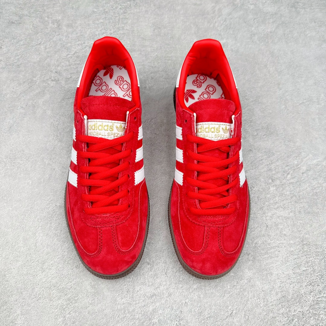图片[2]-AD Originals Handball SPZL 手球运动员系列百搭休闲运动板鞋 FV1227 这款来自阿迪达斯的这款HANDBALL SPZL前身是一双手球运动鞋，这一次拿来复刻，所以鞋面的主要色彩选用了黑色， 鞋面外侧除了Spezial字母之外还有三叶草标志。Handball SPZL作为复古手球训练鞋与作为室内足球鞋的Samba有着异曲同工之处，但是质感更为出众的鞋身以及丰富的配色选择比起Samba来讲可以说是更胜一筹了！尺码：36 36⅔ 37⅓ 38 38⅔ 39⅓ 40 40⅔ 41⅓ 42 42⅔ 43⅓ 44 45-选品中心