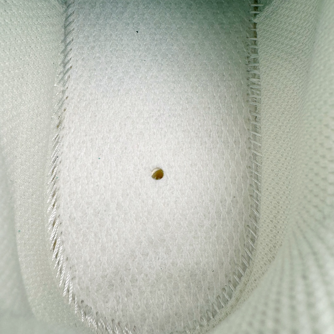 图片[10]-＃PB过验版 MLB Chunky Liner Basic 复古印花学长鞋系列低帮轻量增高厚底百搭休闲运动慢跑鞋板鞋 Korea韩国联名NY美国榄球纽约洋基队限定 目前可过轻松秒过各类鉴定 能操作的私聊 韩国代购专供 左脚内置NFC感应 区别市面贴纸假芯片 MLB专用菱形双针中底布 重点细节中底布带注胶孔 原厂NFC感应吊牌 支持鉴定 一个两位数 原盒原标 全套原楦原纸板原厂数据开发 中韩文保养标贴 绿色防霉片 平台代购专供 独家一比一RB+MD组合大底 高频后跟小人Logo精准对位立体饱满 正确网布加超迁鞋面 转印中底走线紧密 转印Logo工艺表层防刮不掉色 尺码：35 36 36.5 37.5 38 38.5 39 40 40.5 41 42 42.5 43 44 44.5 45-选品中心