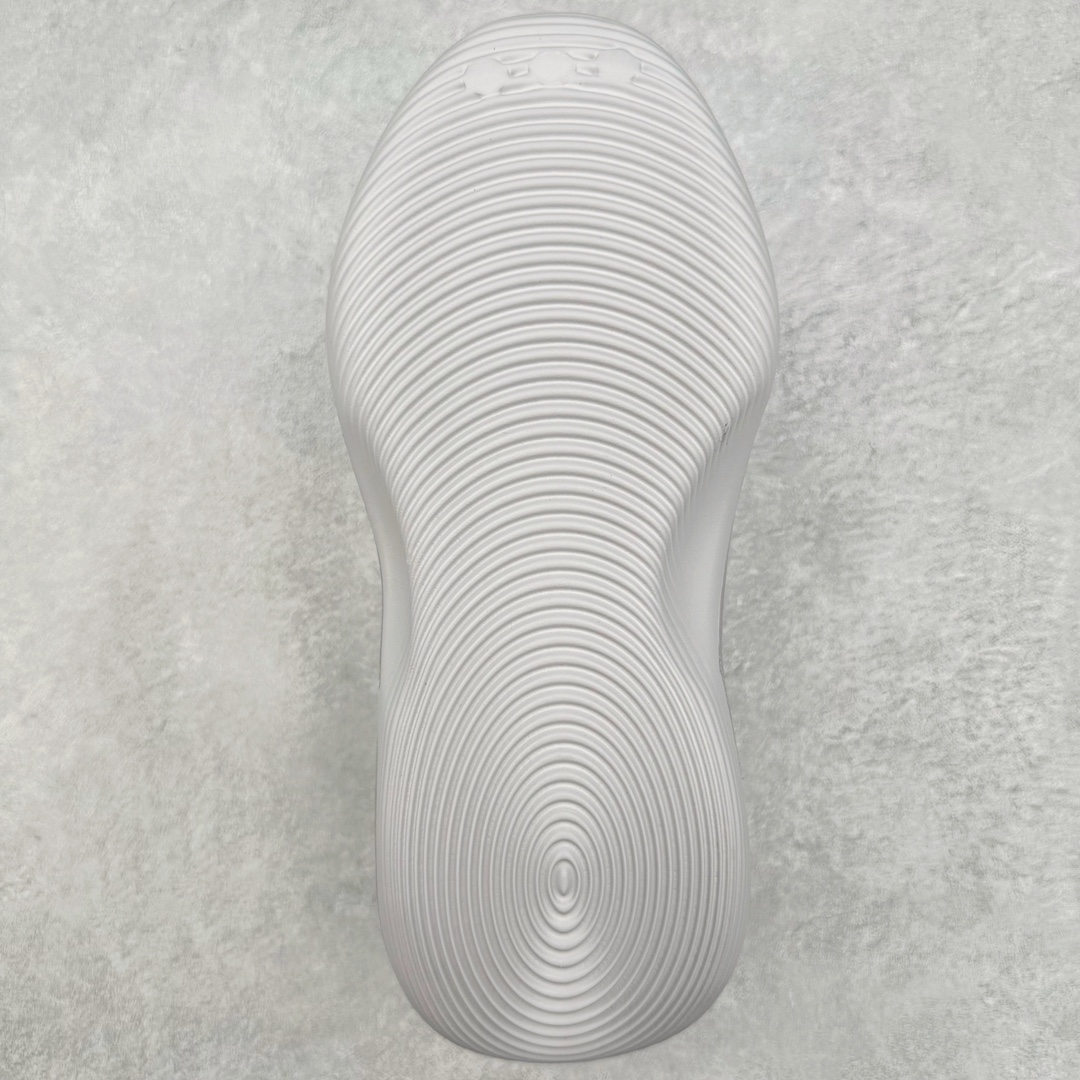 图片[9]-＃Lw纯原 AD adiFOM Ilinfnity Mule 003 穆勒风慵懒惬意防磨包头拖鞋 银色 IH2814 重金购入原鞋及原档案磨具生产指令开发 鞋头部位凹凸有致 横向大面积波浪纹理 Logo 凹凸明显 轮廓分明 描漆定位精准 公整无偏差不溢出 LOGO内侧钢印清晰工整 原厂磨具全鞋无多余毛边 同源公司EVA粒子环保塑料 原厂指令配方 无任何异味 弹性卡色均保持原鞋一致 匠心打造 鞋口弧度大小 鞋面色泽质感同步原鞋 LOGO内侧钢印清晰工整 中底部分带原厂钢印编号 原厂Ortholite欧斯莱鞋垫 区别掉渣海玻璃鞋垫 吸汗防臭的效果无法相提并论 原厂定制原标 同比ZP 符合人体设计 独家开发至48码 尺码：35 36 37 38 39 40 41 42 43 44 45 46 47 48-选品中心