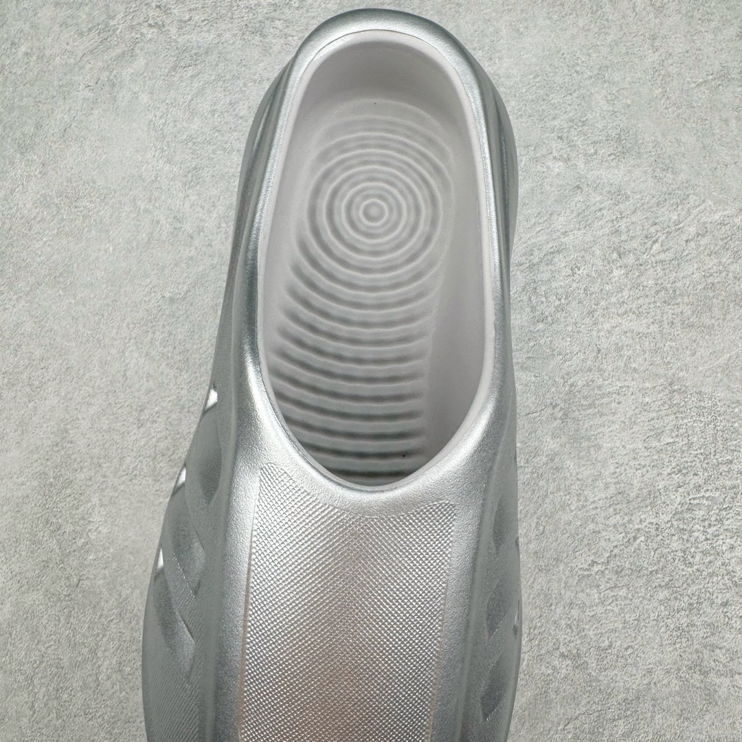 图片[5]-＃Lw纯原 AD adiFOM Ilinfnity Mule 003 穆勒风慵懒惬意防磨包头拖鞋 银色 IH2814 重金购入原鞋及原档案磨具生产指令开发 鞋头部位凹凸有致 横向大面积波浪纹理 Logo 凹凸明显 轮廓分明 描漆定位精准 公整无偏差不溢出 LOGO内侧钢印清晰工整 原厂磨具全鞋无多余毛边 同源公司EVA粒子环保塑料 原厂指令配方 无任何异味 弹性卡色均保持原鞋一致 匠心打造 鞋口弧度大小 鞋面色泽质感同步原鞋 LOGO内侧钢印清晰工整 中底部分带原厂钢印编号 原厂Ortholite欧斯莱鞋垫 区别掉渣海玻璃鞋垫 吸汗防臭的效果无法相提并论 原厂定制原标 同比ZP 符合人体设计 独家开发至48码 尺码：35 36 37 38 39 40 41 42 43 44 45 46 47 48-选品中心