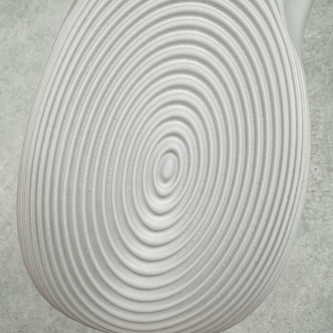 图片[10]-＃Lw纯原 AD adiFOM Ilinfnity Mule 003 穆勒风慵懒惬意防磨包头拖鞋 银色 IH2814 重金购入原鞋及原档案磨具生产指令开发 鞋头部位凹凸有致 横向大面积波浪纹理 Logo 凹凸明显 轮廓分明 描漆定位精准 公整无偏差不溢出 LOGO内侧钢印清晰工整 原厂磨具全鞋无多余毛边 同源公司EVA粒子环保塑料 原厂指令配方 无任何异味 弹性卡色均保持原鞋一致 匠心打造 鞋口弧度大小 鞋面色泽质感同步原鞋 LOGO内侧钢印清晰工整 中底部分带原厂钢印编号 原厂Ortholite欧斯莱鞋垫 区别掉渣海玻璃鞋垫 吸汗防臭的效果无法相提并论 原厂定制原标 同比ZP 符合人体设计 独家开发至48码 尺码：35 36 37 38 39 40 41 42 43 44 45 46 47 48-选品中心