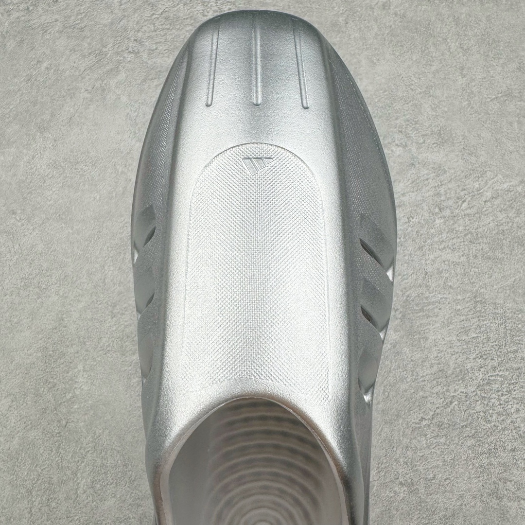 图片[4]-＃Lw纯原 AD adiFOM Ilinfnity Mule 003 穆勒风慵懒惬意防磨包头拖鞋 银色 IH2814 重金购入原鞋及原档案磨具生产指令开发 鞋头部位凹凸有致 横向大面积波浪纹理 Logo 凹凸明显 轮廓分明 描漆定位精准 公整无偏差不溢出 LOGO内侧钢印清晰工整 原厂磨具全鞋无多余毛边 同源公司EVA粒子环保塑料 原厂指令配方 无任何异味 弹性卡色均保持原鞋一致 匠心打造 鞋口弧度大小 鞋面色泽质感同步原鞋 LOGO内侧钢印清晰工整 中底部分带原厂钢印编号 原厂Ortholite欧斯莱鞋垫 区别掉渣海玻璃鞋垫 吸汗防臭的效果无法相提并论 原厂定制原标 同比ZP 符合人体设计 独家开发至48码 尺码：35 36 37 38 39 40 41 42 43 44 45 46 47 48-选品中心