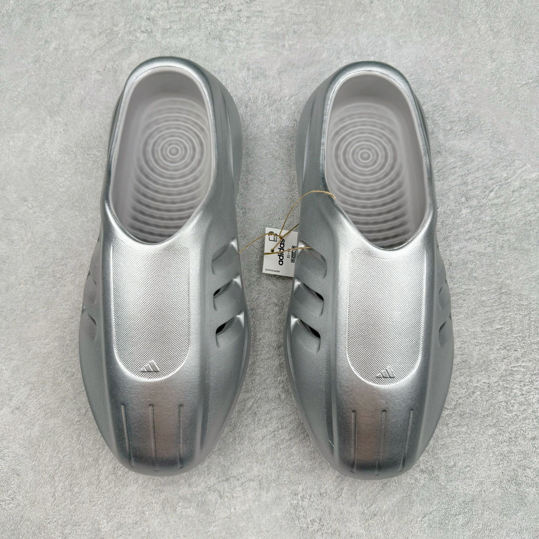 图片[2]-＃Lw纯原 AD adiFOM Ilinfnity Mule 003 穆勒风慵懒惬意防磨包头拖鞋 银色 IH2814 重金购入原鞋及原档案磨具生产指令开发 鞋头部位凹凸有致 横向大面积波浪纹理 Logo 凹凸明显 轮廓分明 描漆定位精准 公整无偏差不溢出 LOGO内侧钢印清晰工整 原厂磨具全鞋无多余毛边 同源公司EVA粒子环保塑料 原厂指令配方 无任何异味 弹性卡色均保持原鞋一致 匠心打造 鞋口弧度大小 鞋面色泽质感同步原鞋 LOGO内侧钢印清晰工整 中底部分带原厂钢印编号 原厂Ortholite欧斯莱鞋垫 区别掉渣海玻璃鞋垫 吸汗防臭的效果无法相提并论 原厂定制原标 同比ZP 符合人体设计 独家开发至48码 尺码：35 36 37 38 39 40 41 42 43 44 45 46 47 48-选品中心