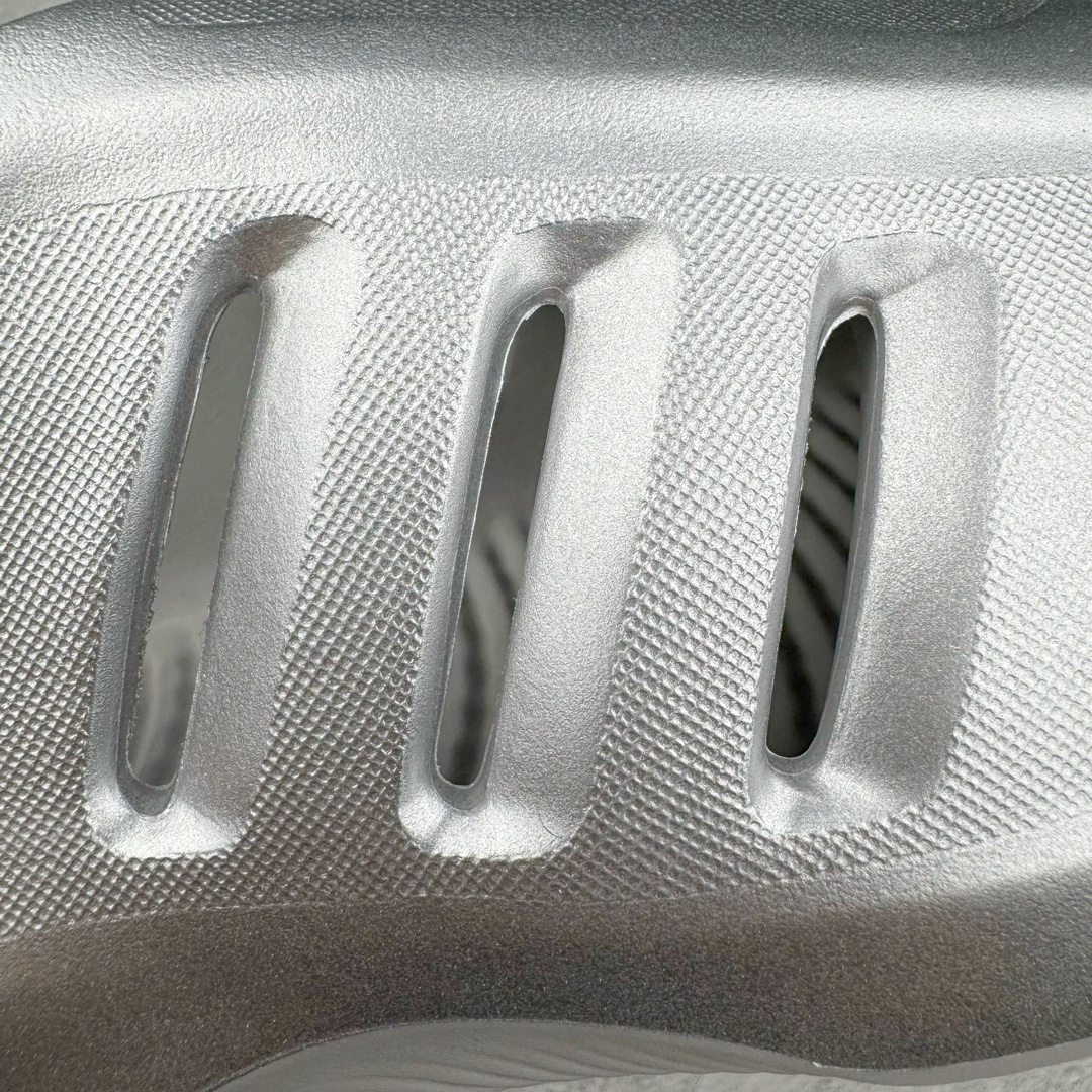 图片[12]-＃Lw纯原 AD adiFOM Ilinfnity Mule 003 穆勒风慵懒惬意防磨包头拖鞋 银色 IH2814 重金购入原鞋及原档案磨具生产指令开发 鞋头部位凹凸有致 横向大面积波浪纹理 Logo 凹凸明显 轮廓分明 描漆定位精准 公整无偏差不溢出 LOGO内侧钢印清晰工整 原厂磨具全鞋无多余毛边 同源公司EVA粒子环保塑料 原厂指令配方 无任何异味 弹性卡色均保持原鞋一致 匠心打造 鞋口弧度大小 鞋面色泽质感同步原鞋 LOGO内侧钢印清晰工整 中底部分带原厂钢印编号 原厂Ortholite欧斯莱鞋垫 区别掉渣海玻璃鞋垫 吸汗防臭的效果无法相提并论 原厂定制原标 同比ZP 符合人体设计 独家开发至48码 尺码：35 36 37 38 39 40 41 42 43 44 45 46 47 48-选品中心