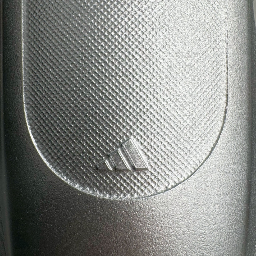 图片[15]-＃Lw纯原 AD adiFOM Ilinfnity Mule 003 穆勒风慵懒惬意防磨包头拖鞋 银色 IH2814 重金购入原鞋及原档案磨具生产指令开发 鞋头部位凹凸有致 横向大面积波浪纹理 Logo 凹凸明显 轮廓分明 描漆定位精准 公整无偏差不溢出 LOGO内侧钢印清晰工整 原厂磨具全鞋无多余毛边 同源公司EVA粒子环保塑料 原厂指令配方 无任何异味 弹性卡色均保持原鞋一致 匠心打造 鞋口弧度大小 鞋面色泽质感同步原鞋 LOGO内侧钢印清晰工整 中底部分带原厂钢印编号 原厂Ortholite欧斯莱鞋垫 区别掉渣海玻璃鞋垫 吸汗防臭的效果无法相提并论 原厂定制原标 同比ZP 符合人体设计 独家开发至48码 尺码：35 36 37 38 39 40 41 42 43 44 45 46 47 48-选品中心