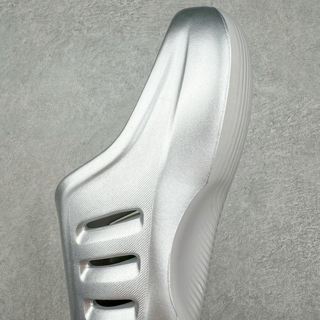 图片[7]-＃Lw纯原 AD adiFOM Ilinfnity Mule 003 穆勒风慵懒惬意防磨包头拖鞋 银色 IH2814 重金购入原鞋及原档案磨具生产指令开发 鞋头部位凹凸有致 横向大面积波浪纹理 Logo 凹凸明显 轮廓分明 描漆定位精准 公整无偏差不溢出 LOGO内侧钢印清晰工整 原厂磨具全鞋无多余毛边 同源公司EVA粒子环保塑料 原厂指令配方 无任何异味 弹性卡色均保持原鞋一致 匠心打造 鞋口弧度大小 鞋面色泽质感同步原鞋 LOGO内侧钢印清晰工整 中底部分带原厂钢印编号 原厂Ortholite欧斯莱鞋垫 区别掉渣海玻璃鞋垫 吸汗防臭的效果无法相提并论 原厂定制原标 同比ZP 符合人体设计 独家开发至48码 尺码：35 36 37 38 39 40 41 42 43 44 45 46 47 48-选品中心