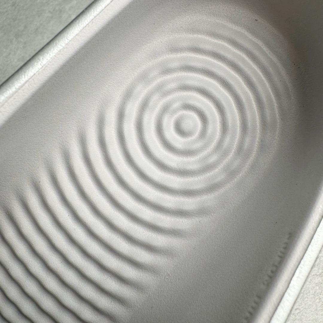 图片[16]-＃Lw纯原 AD adiFOM Ilinfnity Mule 003 穆勒风慵懒惬意防磨包头拖鞋 银色 IH2814 重金购入原鞋及原档案磨具生产指令开发 鞋头部位凹凸有致 横向大面积波浪纹理 Logo 凹凸明显 轮廓分明 描漆定位精准 公整无偏差不溢出 LOGO内侧钢印清晰工整 原厂磨具全鞋无多余毛边 同源公司EVA粒子环保塑料 原厂指令配方 无任何异味 弹性卡色均保持原鞋一致 匠心打造 鞋口弧度大小 鞋面色泽质感同步原鞋 LOGO内侧钢印清晰工整 中底部分带原厂钢印编号 原厂Ortholite欧斯莱鞋垫 区别掉渣海玻璃鞋垫 吸汗防臭的效果无法相提并论 原厂定制原标 同比ZP 符合人体设计 独家开发至48码 尺码：35 36 37 38 39 40 41 42 43 44 45 46 47 48-选品中心