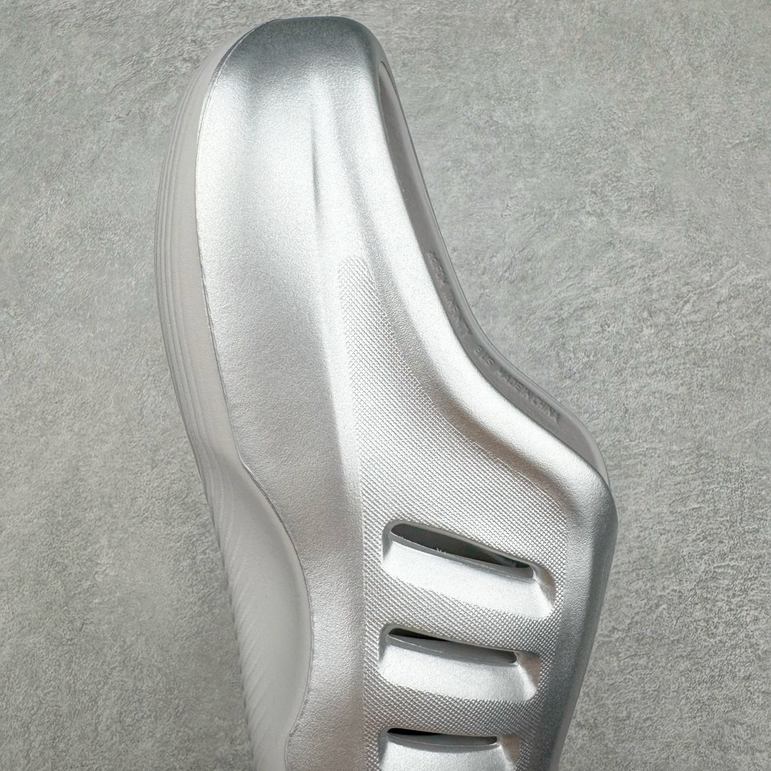 图片[6]-＃Lw纯原 AD adiFOM Ilinfnity Mule 003 穆勒风慵懒惬意防磨包头拖鞋 银色 IH2814 重金购入原鞋及原档案磨具生产指令开发 鞋头部位凹凸有致 横向大面积波浪纹理 Logo 凹凸明显 轮廓分明 描漆定位精准 公整无偏差不溢出 LOGO内侧钢印清晰工整 原厂磨具全鞋无多余毛边 同源公司EVA粒子环保塑料 原厂指令配方 无任何异味 弹性卡色均保持原鞋一致 匠心打造 鞋口弧度大小 鞋面色泽质感同步原鞋 LOGO内侧钢印清晰工整 中底部分带原厂钢印编号 原厂Ortholite欧斯莱鞋垫 区别掉渣海玻璃鞋垫 吸汗防臭的效果无法相提并论 原厂定制原标 同比ZP 符合人体设计 独家开发至48码 尺码：35 36 37 38 39 40 41 42 43 44 45 46 47 48-选品中心