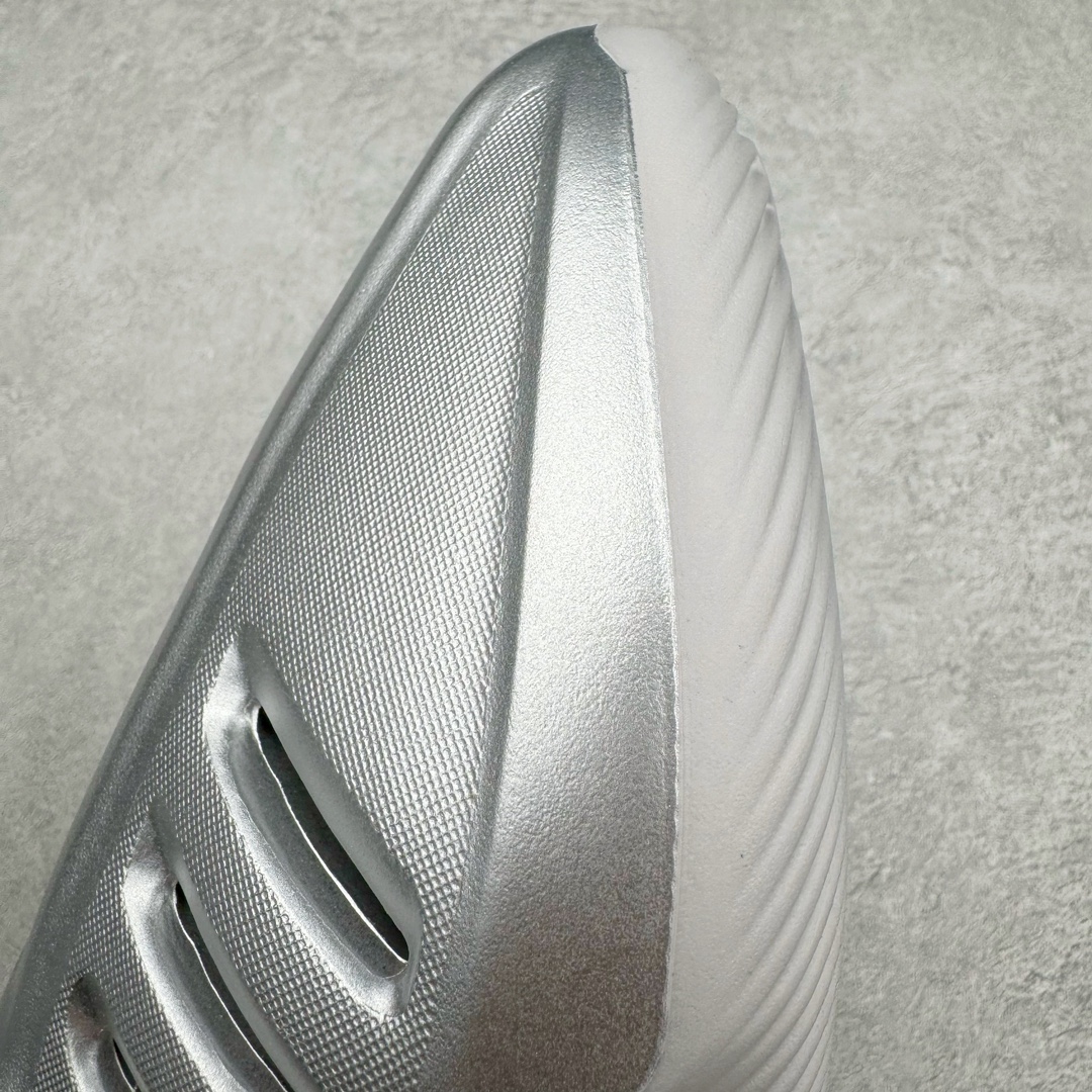 图片[13]-＃Lw纯原 AD adiFOM Ilinfnity Mule 003 穆勒风慵懒惬意防磨包头拖鞋 银色 IH2814 重金购入原鞋及原档案磨具生产指令开发 鞋头部位凹凸有致 横向大面积波浪纹理 Logo 凹凸明显 轮廓分明 描漆定位精准 公整无偏差不溢出 LOGO内侧钢印清晰工整 原厂磨具全鞋无多余毛边 同源公司EVA粒子环保塑料 原厂指令配方 无任何异味 弹性卡色均保持原鞋一致 匠心打造 鞋口弧度大小 鞋面色泽质感同步原鞋 LOGO内侧钢印清晰工整 中底部分带原厂钢印编号 原厂Ortholite欧斯莱鞋垫 区别掉渣海玻璃鞋垫 吸汗防臭的效果无法相提并论 原厂定制原标 同比ZP 符合人体设计 独家开发至48码 尺码：35 36 37 38 39 40 41 42 43 44 45 46 47 48-选品中心