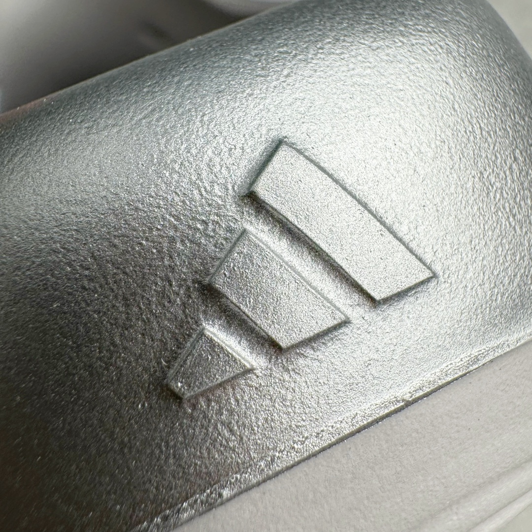 图片[17]-＃Lw纯原 AD adiFOM Ilinfnity Mule 003 穆勒风慵懒惬意防磨包头拖鞋 银色 IH2814 重金购入原鞋及原档案磨具生产指令开发 鞋头部位凹凸有致 横向大面积波浪纹理 Logo 凹凸明显 轮廓分明 描漆定位精准 公整无偏差不溢出 LOGO内侧钢印清晰工整 原厂磨具全鞋无多余毛边 同源公司EVA粒子环保塑料 原厂指令配方 无任何异味 弹性卡色均保持原鞋一致 匠心打造 鞋口弧度大小 鞋面色泽质感同步原鞋 LOGO内侧钢印清晰工整 中底部分带原厂钢印编号 原厂Ortholite欧斯莱鞋垫 区别掉渣海玻璃鞋垫 吸汗防臭的效果无法相提并论 原厂定制原标 同比ZP 符合人体设计 独家开发至48码 尺码：35 36 37 38 39 40 41 42 43 44 45 46 47 48-选品中心