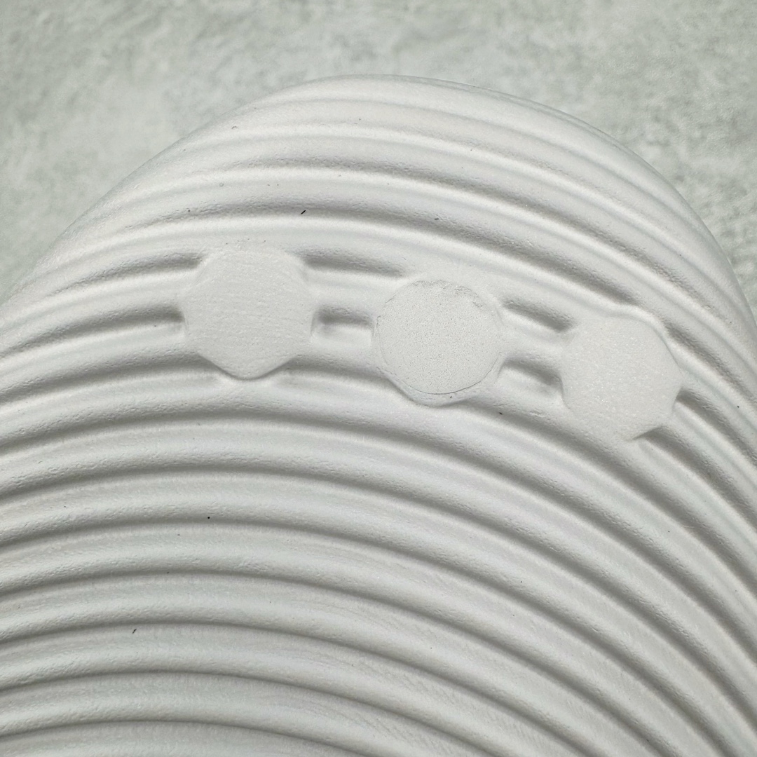 图片[11]-＃Lw纯原 AD adiFOM Ilinfnity Mule 003 穆勒风慵懒惬意防磨包头拖鞋 银色 IH2814 重金购入原鞋及原档案磨具生产指令开发 鞋头部位凹凸有致 横向大面积波浪纹理 Logo 凹凸明显 轮廓分明 描漆定位精准 公整无偏差不溢出 LOGO内侧钢印清晰工整 原厂磨具全鞋无多余毛边 同源公司EVA粒子环保塑料 原厂指令配方 无任何异味 弹性卡色均保持原鞋一致 匠心打造 鞋口弧度大小 鞋面色泽质感同步原鞋 LOGO内侧钢印清晰工整 中底部分带原厂钢印编号 原厂Ortholite欧斯莱鞋垫 区别掉渣海玻璃鞋垫 吸汗防臭的效果无法相提并论 原厂定制原标 同比ZP 符合人体设计 独家开发至48码 尺码：35 36 37 38 39 40 41 42 43 44 45 46 47 48-选品中心